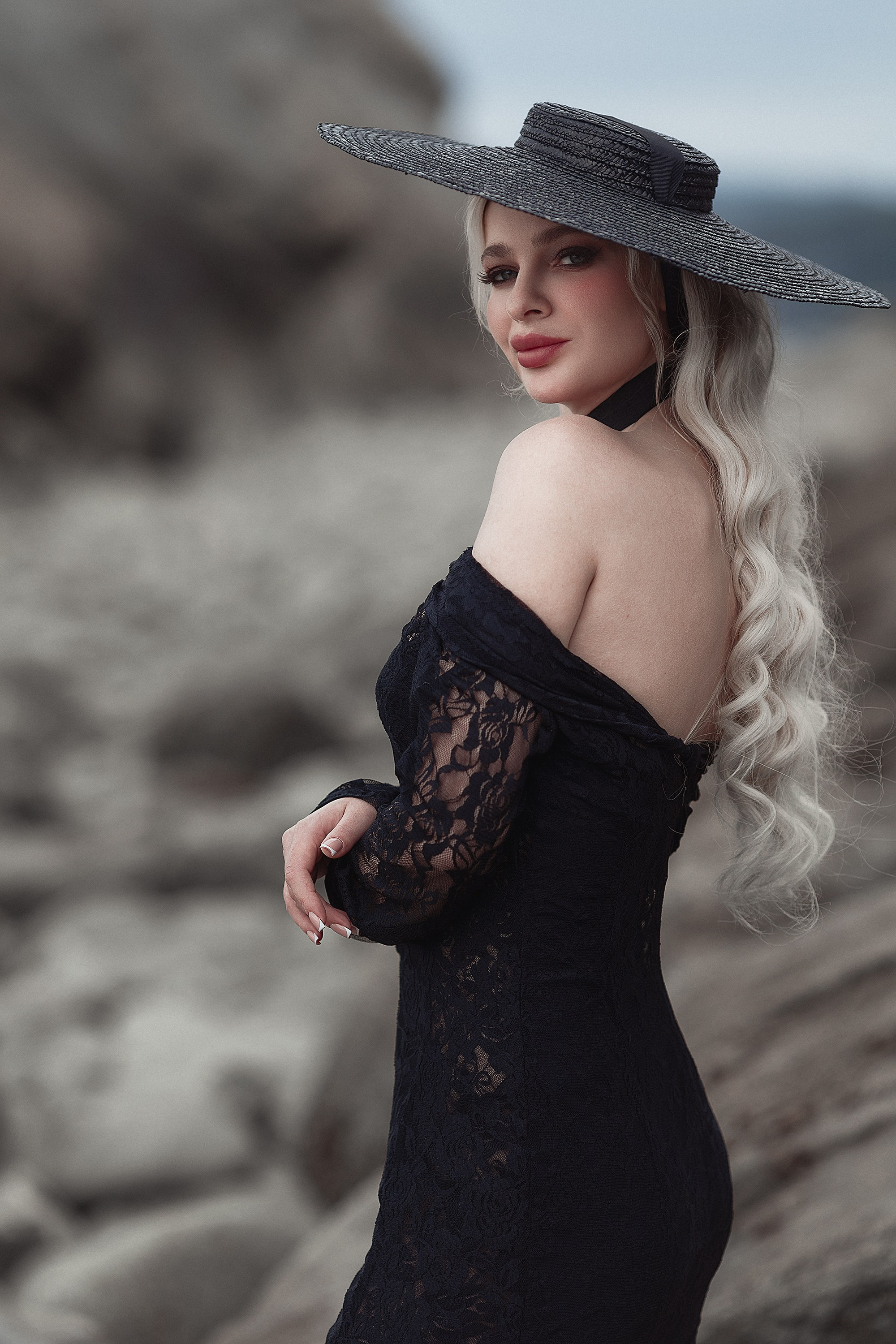 У скал. Фотограф Алёна Яковлева