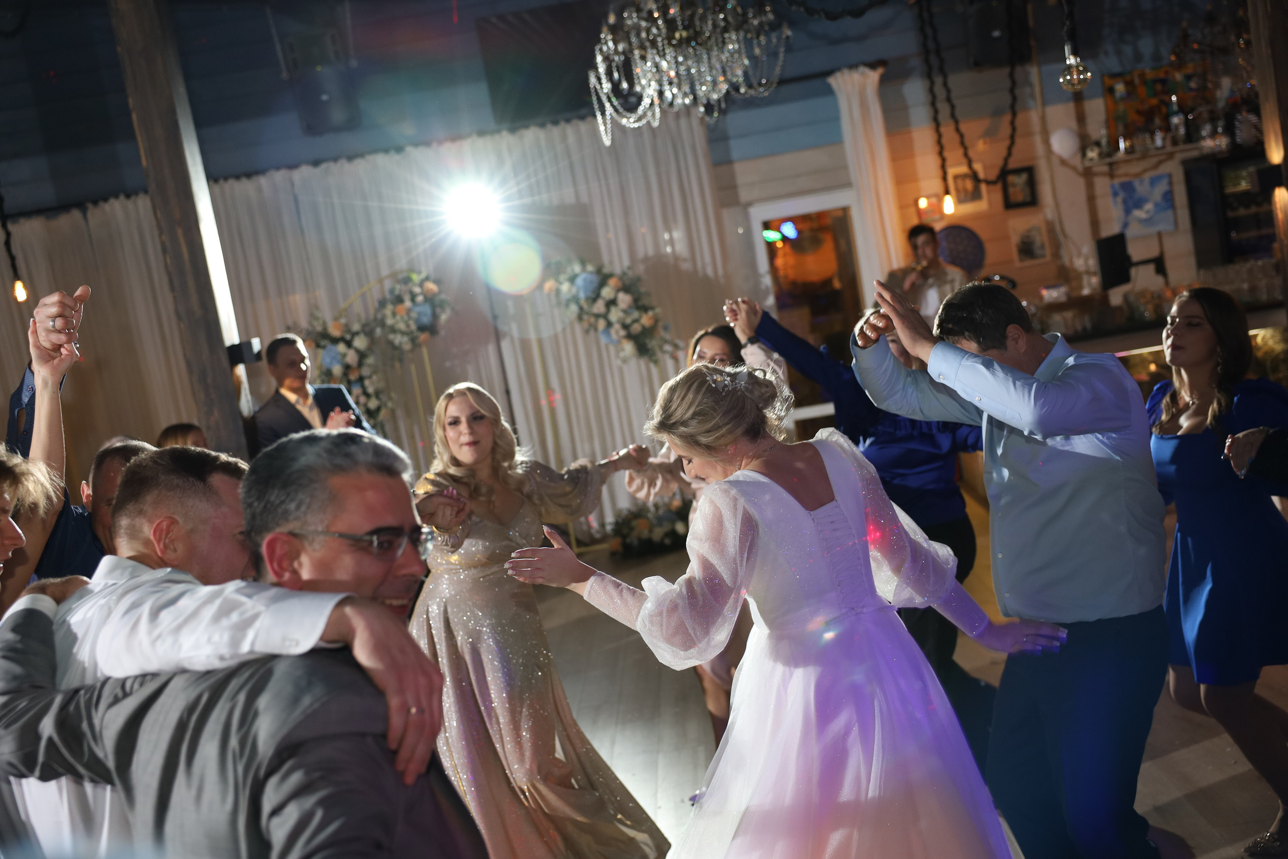 𝒜𝓇𝓉𝑒𝓂 & 𝐿𝓎𝓊𝓈𝓎𝒶 (𝓇𝑒𝓈𝓉𝒶𝓊𝓇𝒶𝓃𝓉). 𝑀𝑜𝓈𝒸𝑜𝓌. Свадебный фотограф в Санкт-Петербурге