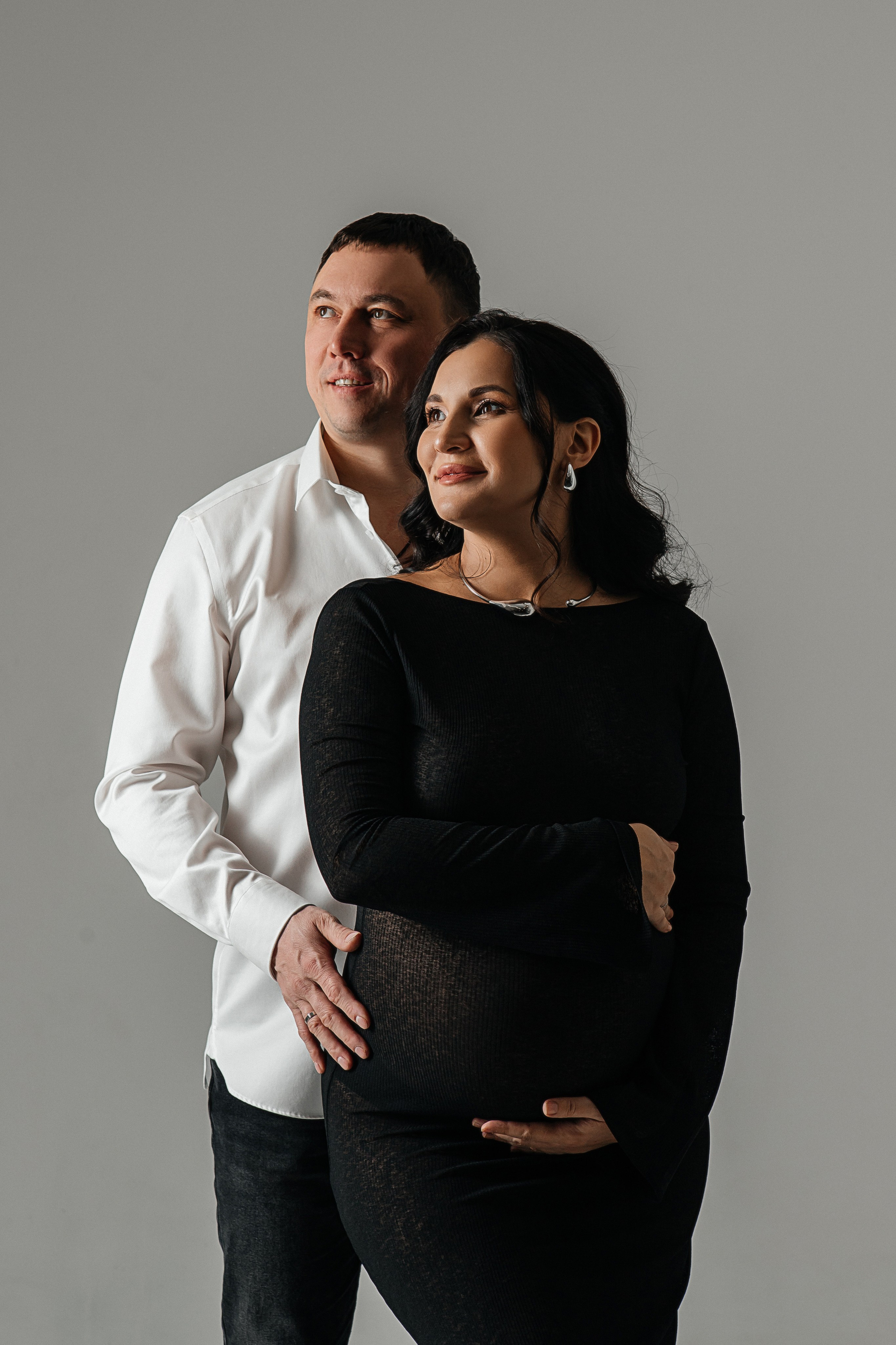 фотосессия беременности в студии с мужем. Фотосессия беременности в тканях. Беременность, фотосъемка в ожидании. фотосъемка беременных. фотограф  беременности Иркутск Фотосесия в стиле vogue в иркутске
