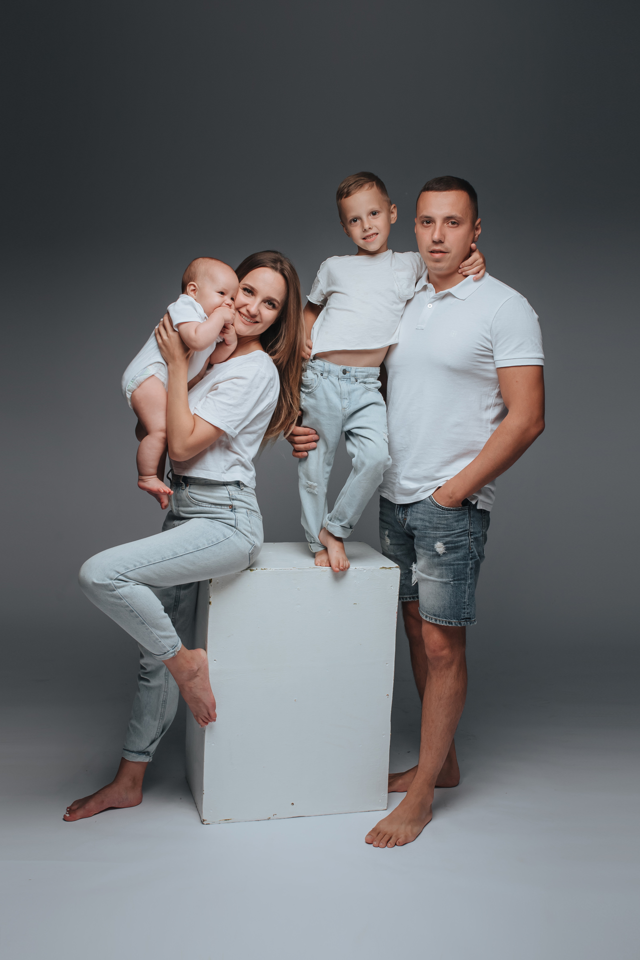 Семейная фотосессия в студии. Саша Бычихина фотограф
