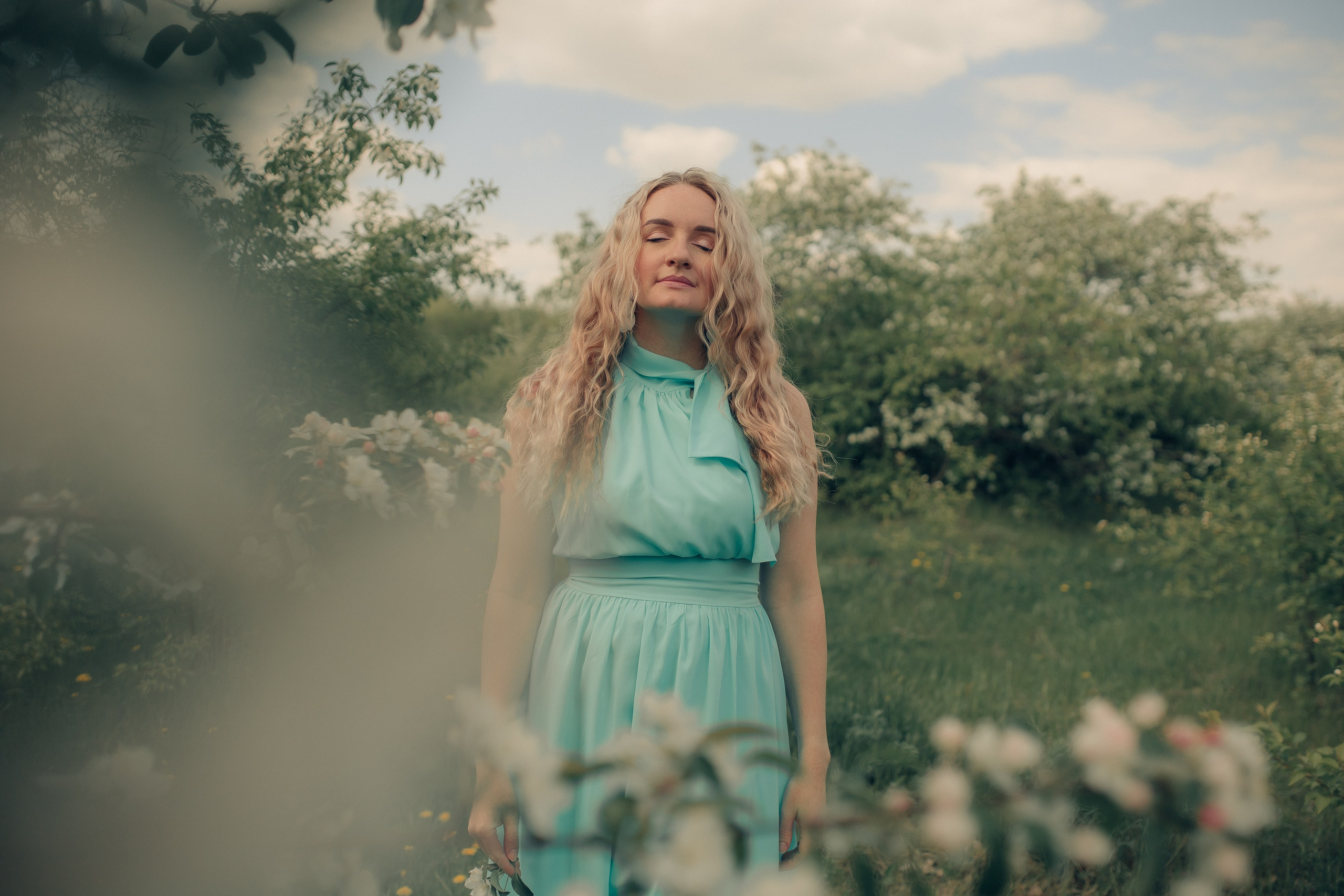 Маргарита в цветущих яблонях. Фотограф в Челябинске Филимонова Дарья