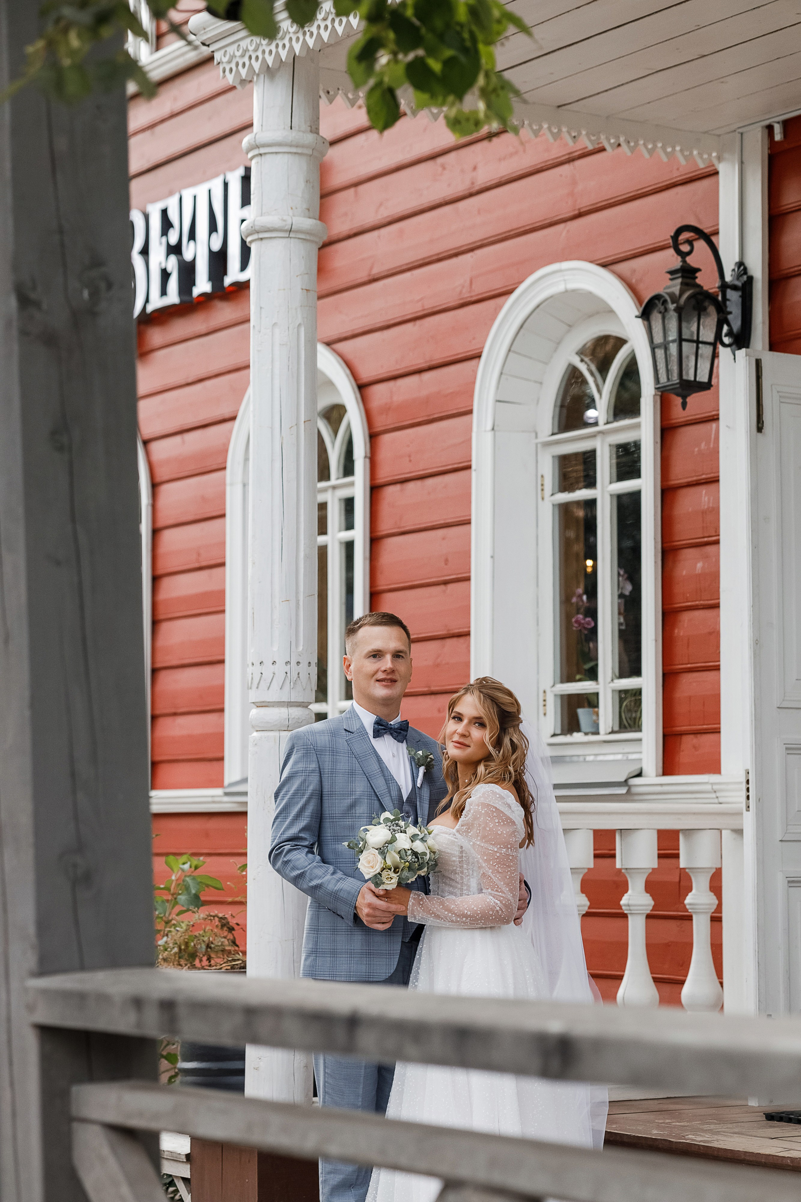 Трогательная выездная церемония в уютном дворике отеля. Олег Сверчков | Свадебный фотограф Вологда