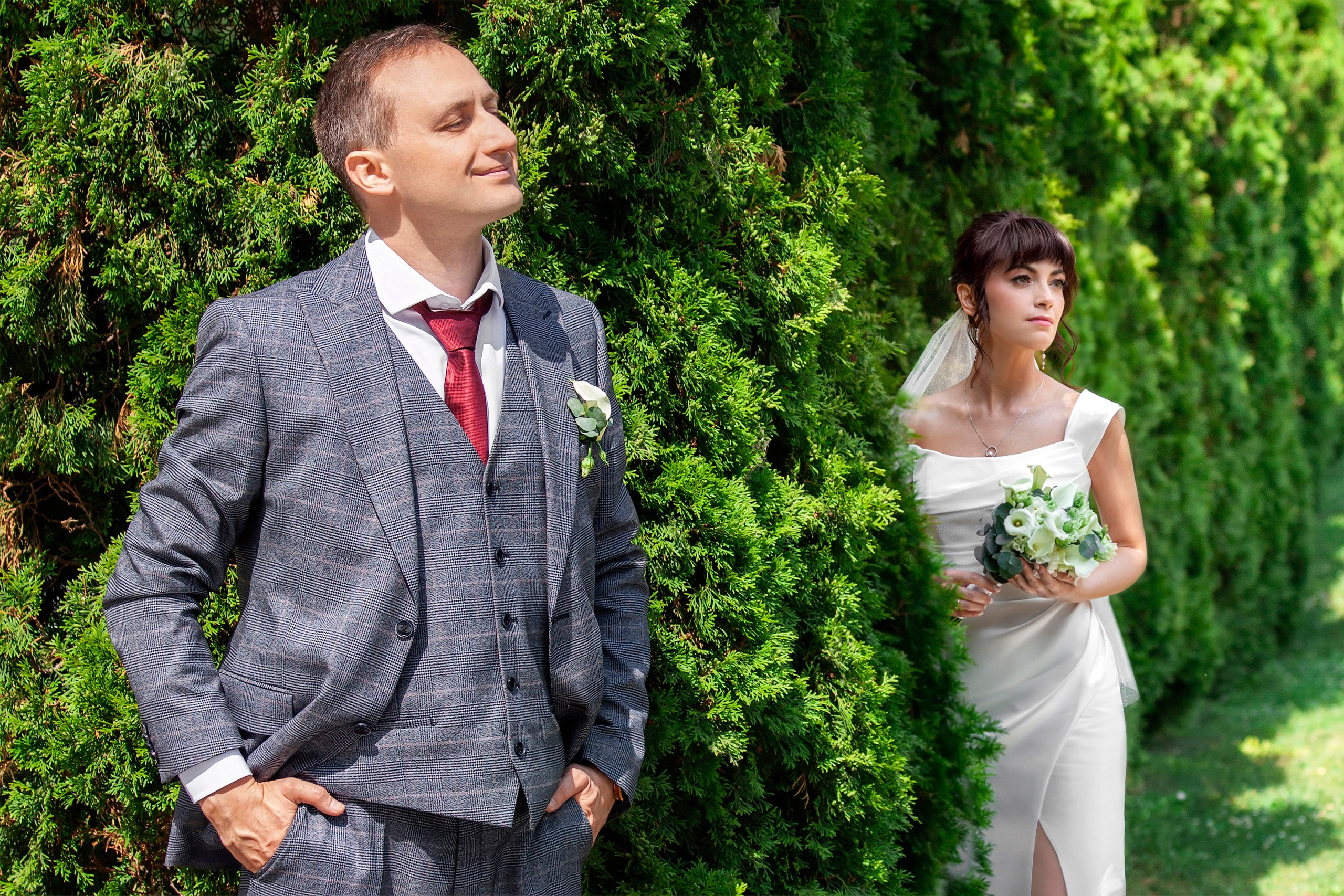 Портрет жениха и невесты в парке летом