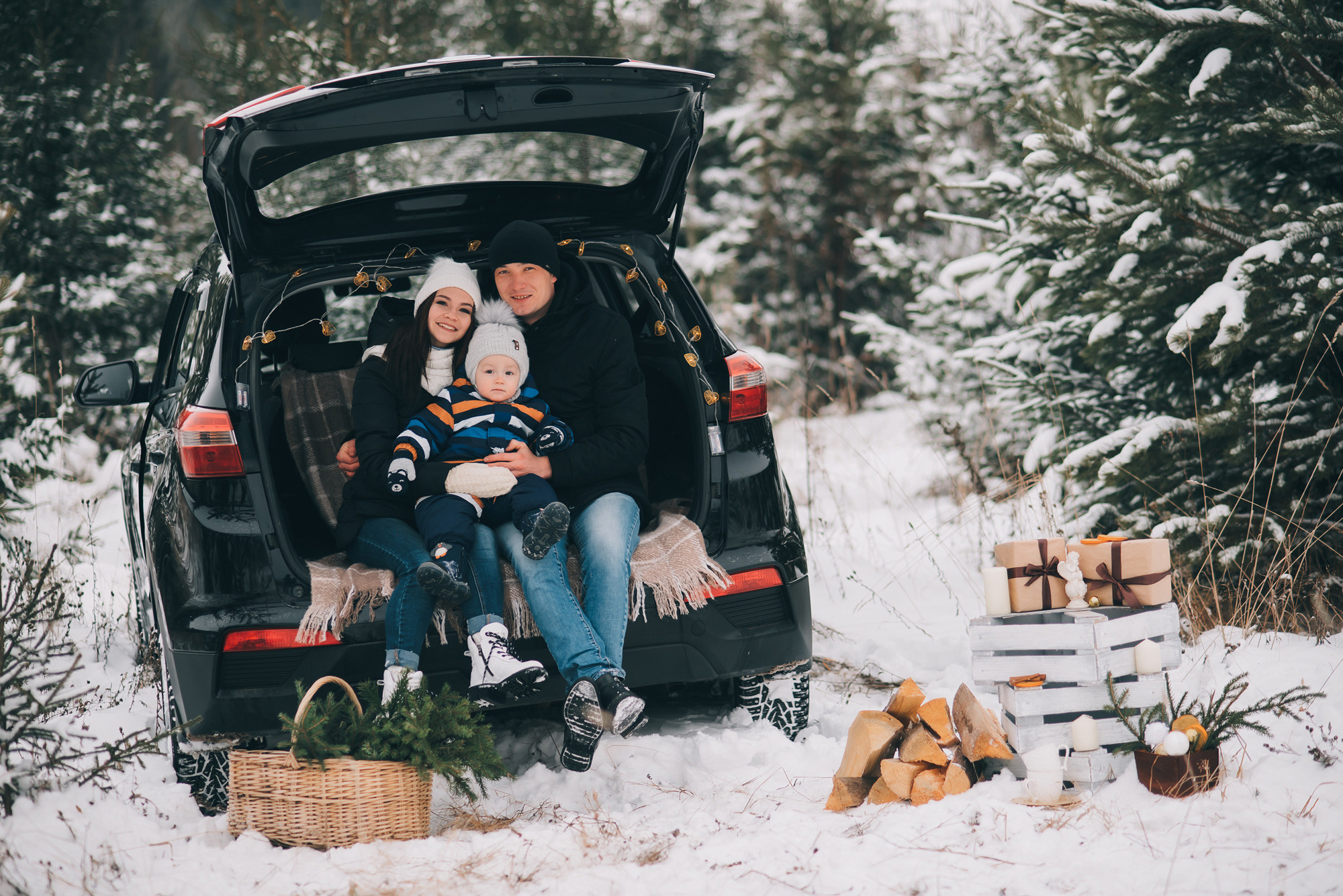 Зимняя семейная фотосессия у автомобиля