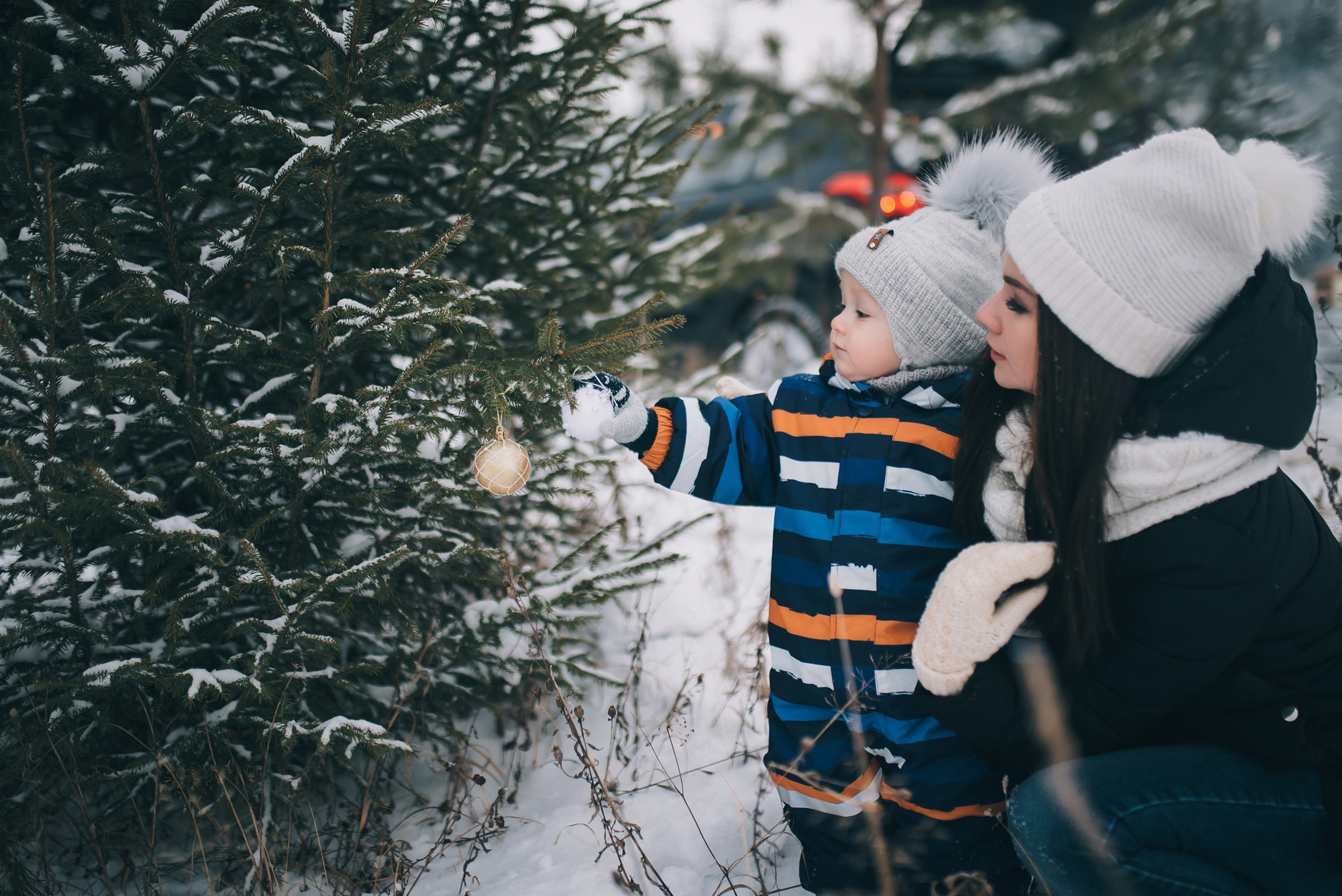 Зимняя семейная фотосессия у автомобиля