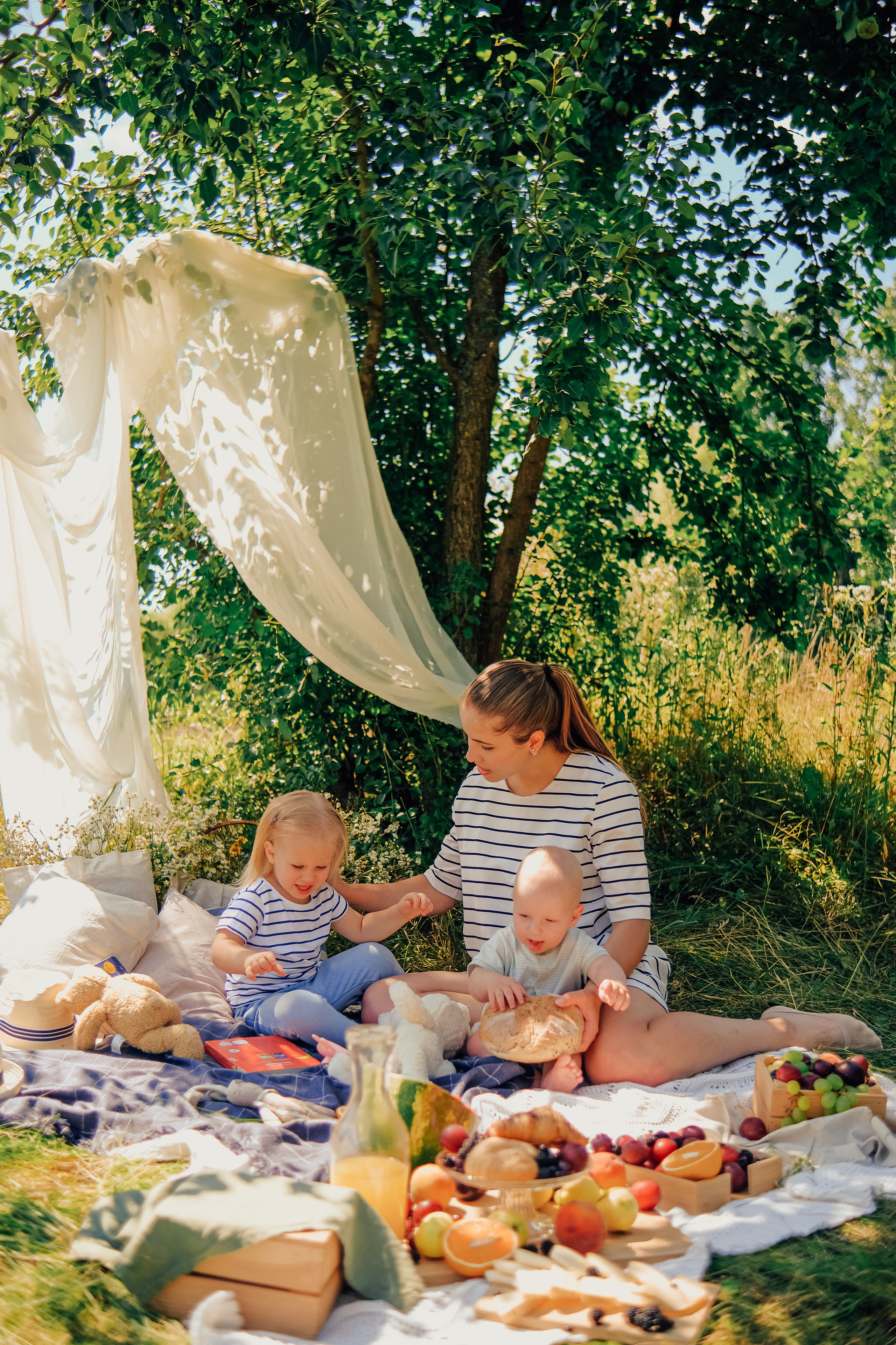 Алина с малышами. Nattie.ph