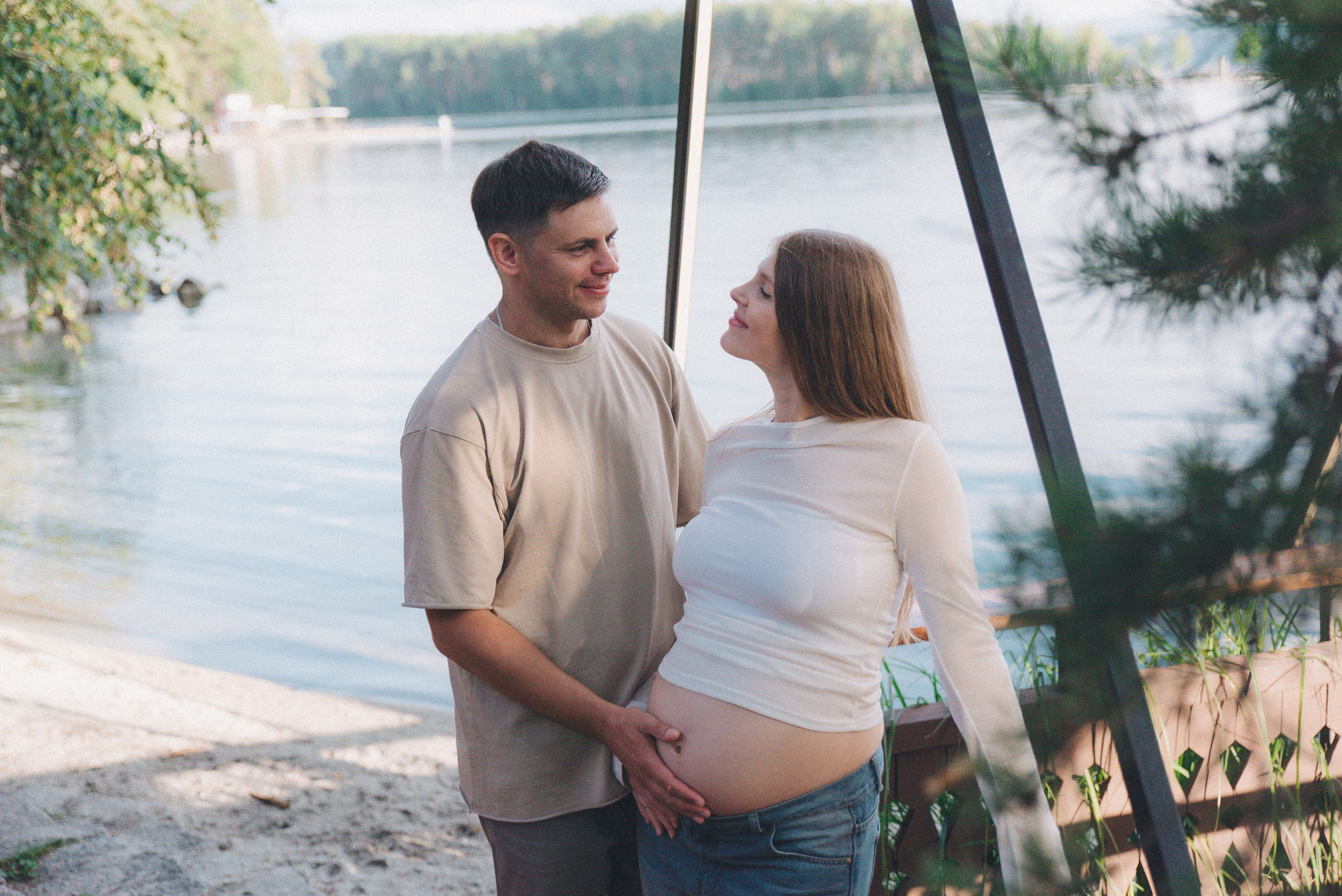 пара обнимается