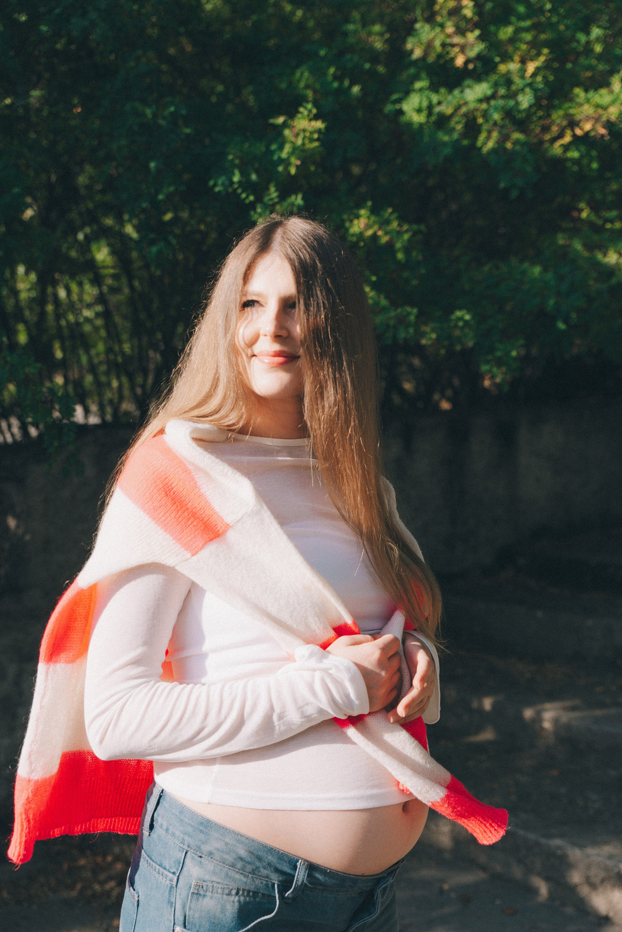 девушка в полосатой кофте