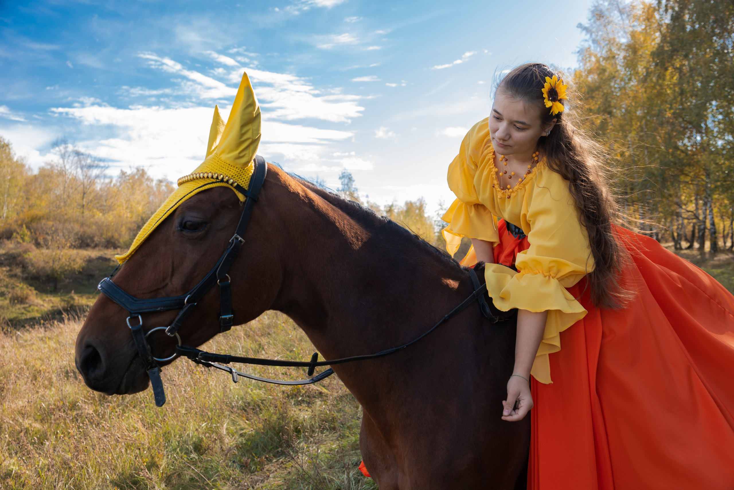 Женский портрет на фоне осенних берёз с лошадью. Профессиональная фотосессия в Липецке по доступной цене.