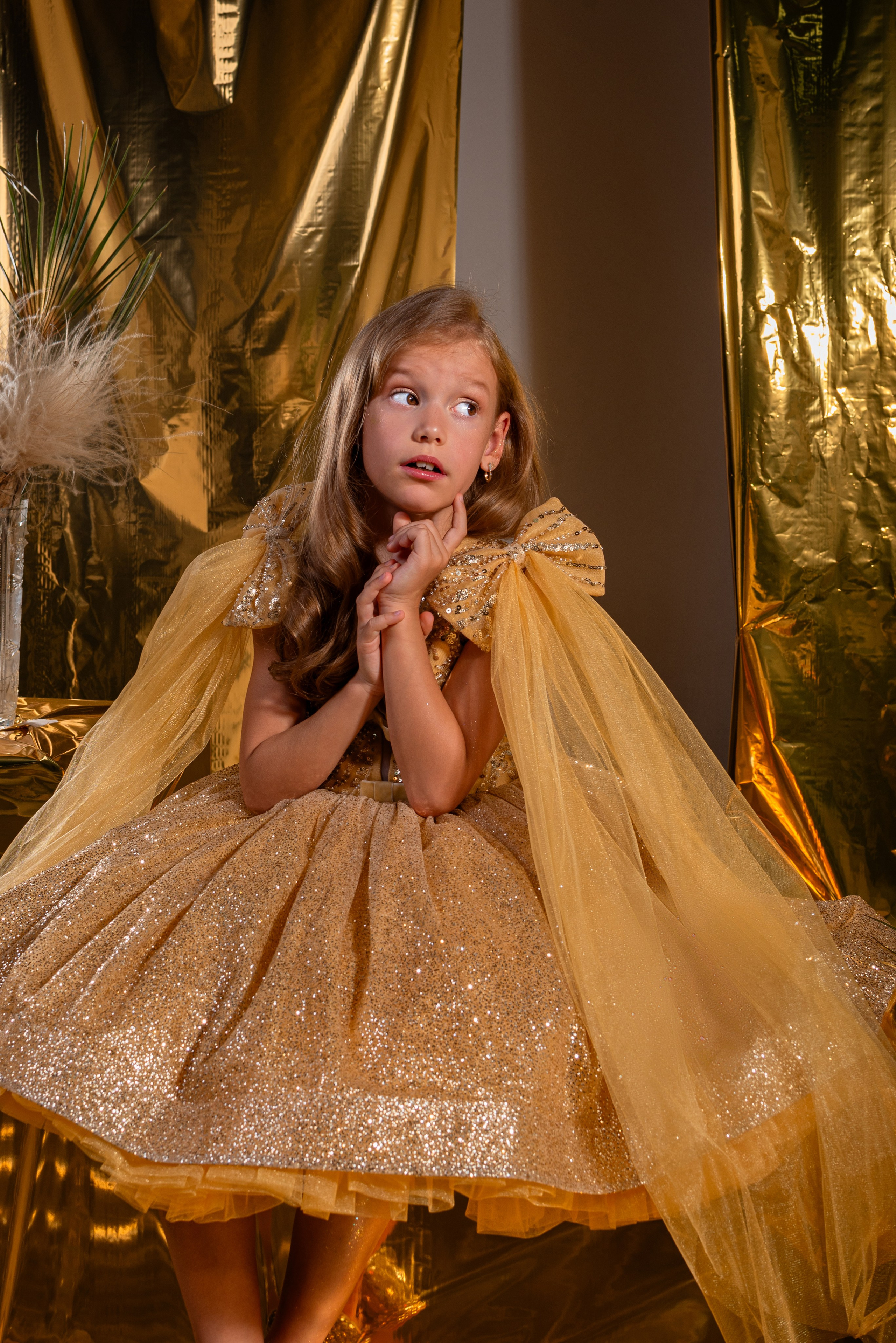 Детская профессиональная фотосессия под ключ, фотосессия в золоте. Детский студийный фотограф Сочи