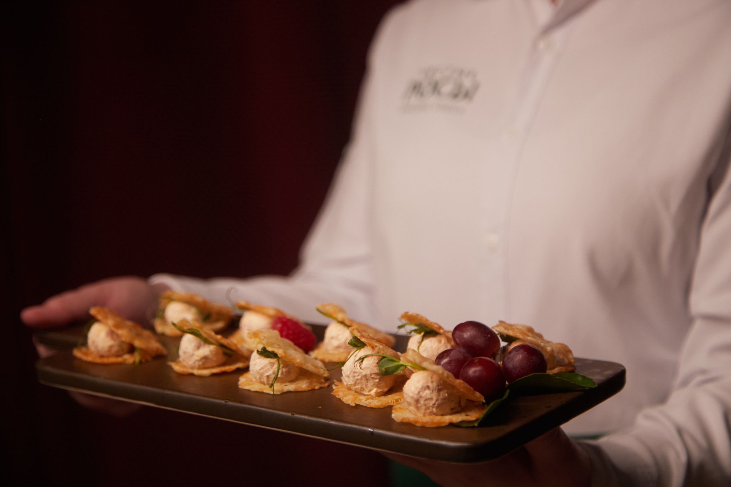 Кейтеринг  — фуд-фотография: Закуски с томатами и мясом крупным планом