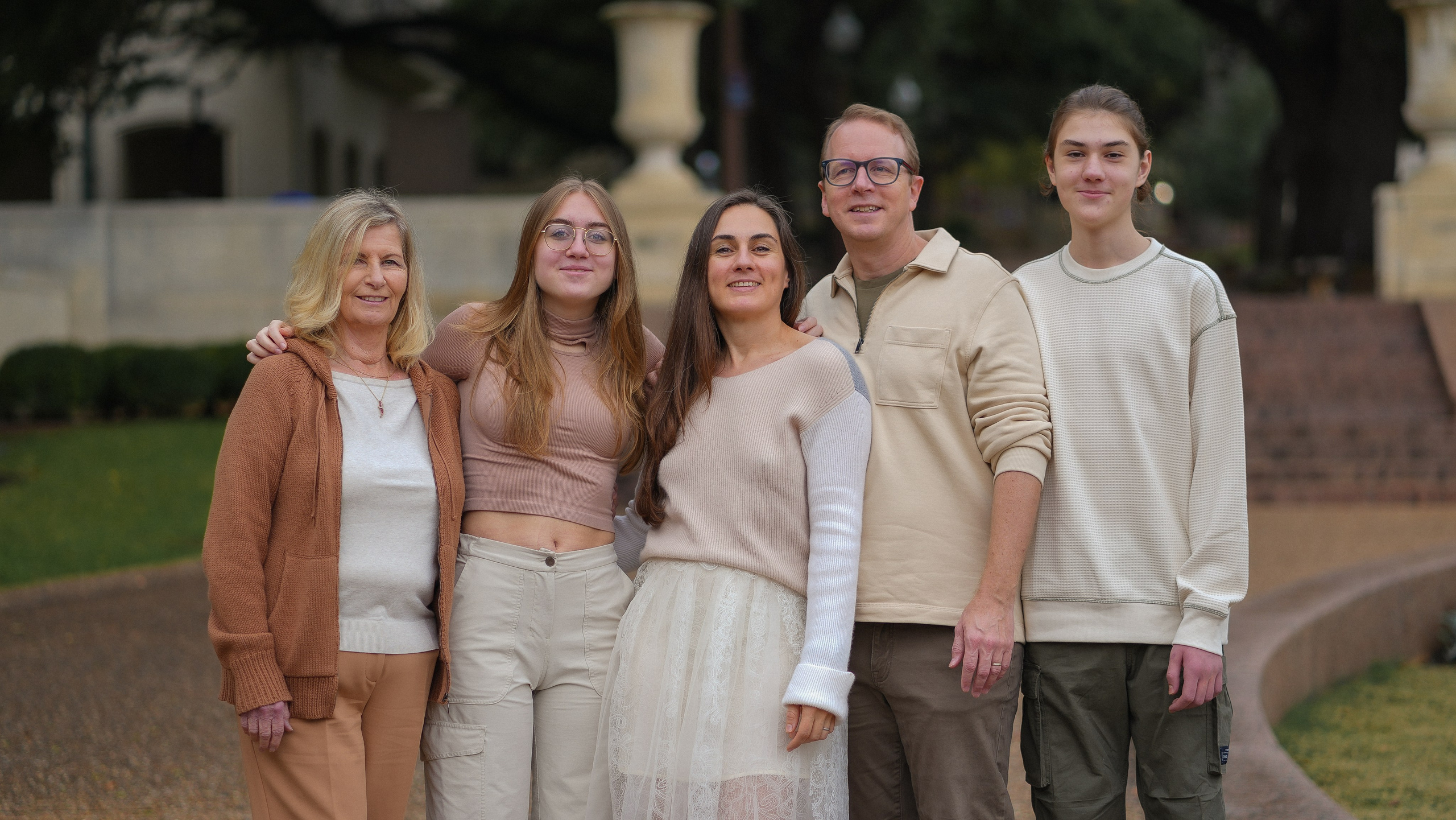 Family photography in Austin, TX | Unposed, playful & full of life | Anny Smirnova