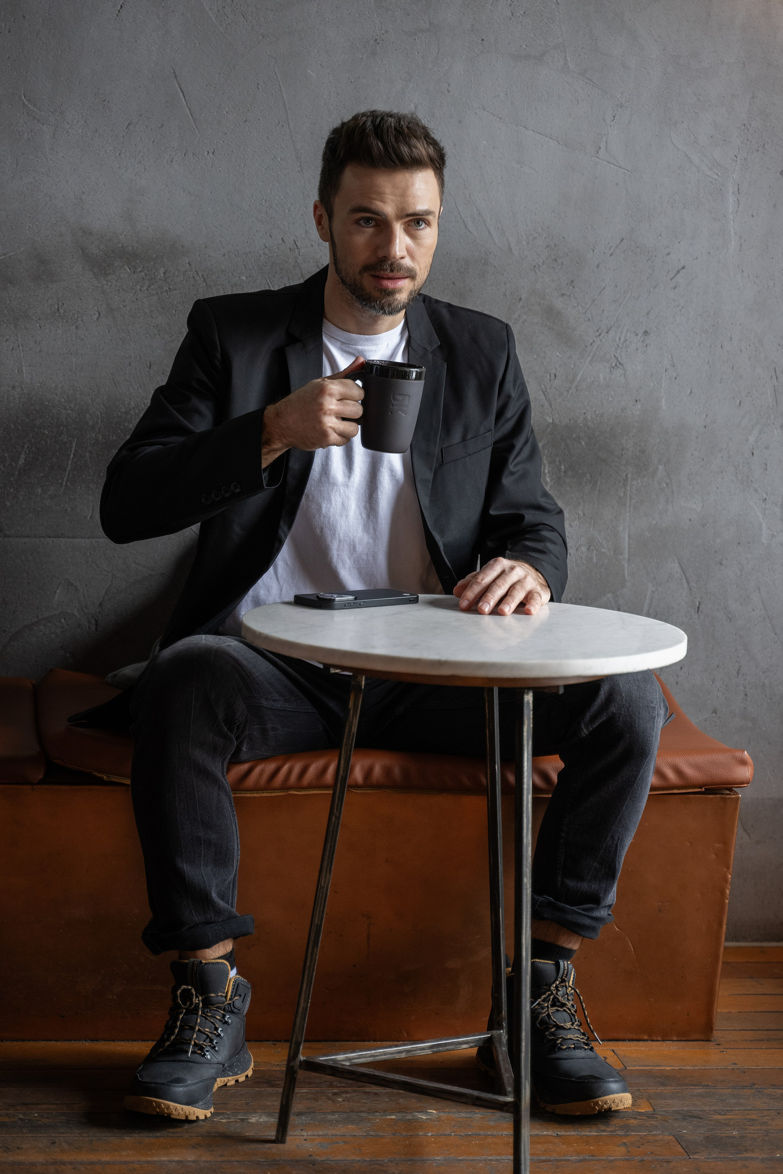 Красавчик в кафе. Главная