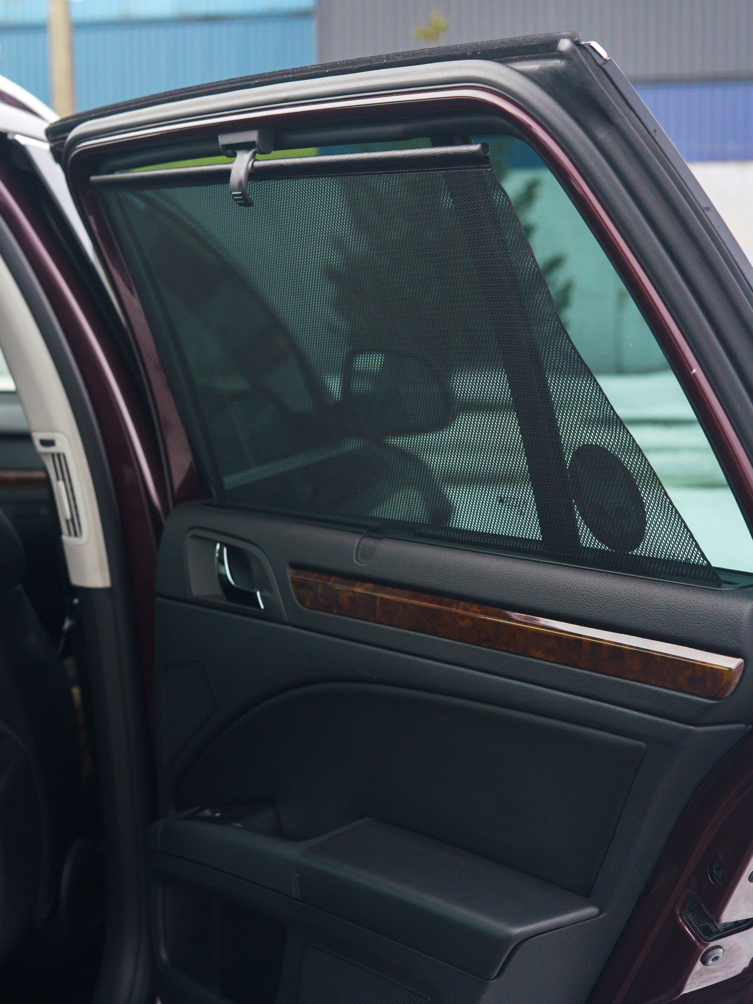 Сеточки, чтобы разбойникам плохо было видно ваши ценные вещи в салоне в ваше отсутствие. 