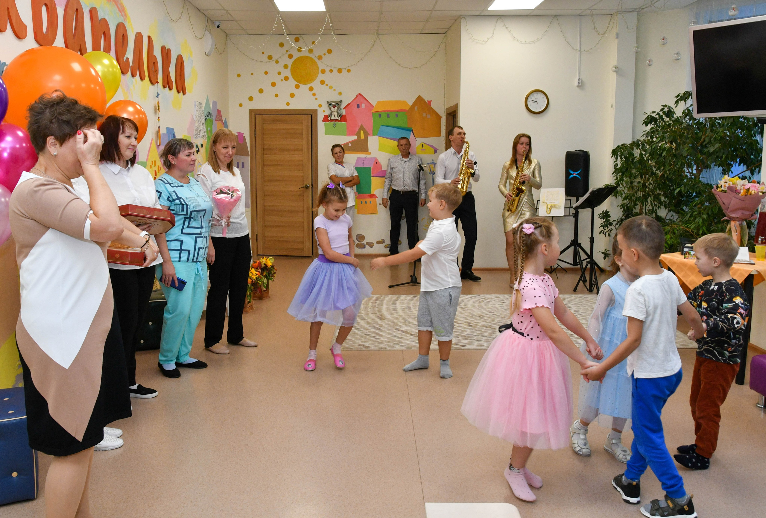 2023 г. День дошкольного работника и прогулка. Репортажный и детский фотограф в Новосибирске