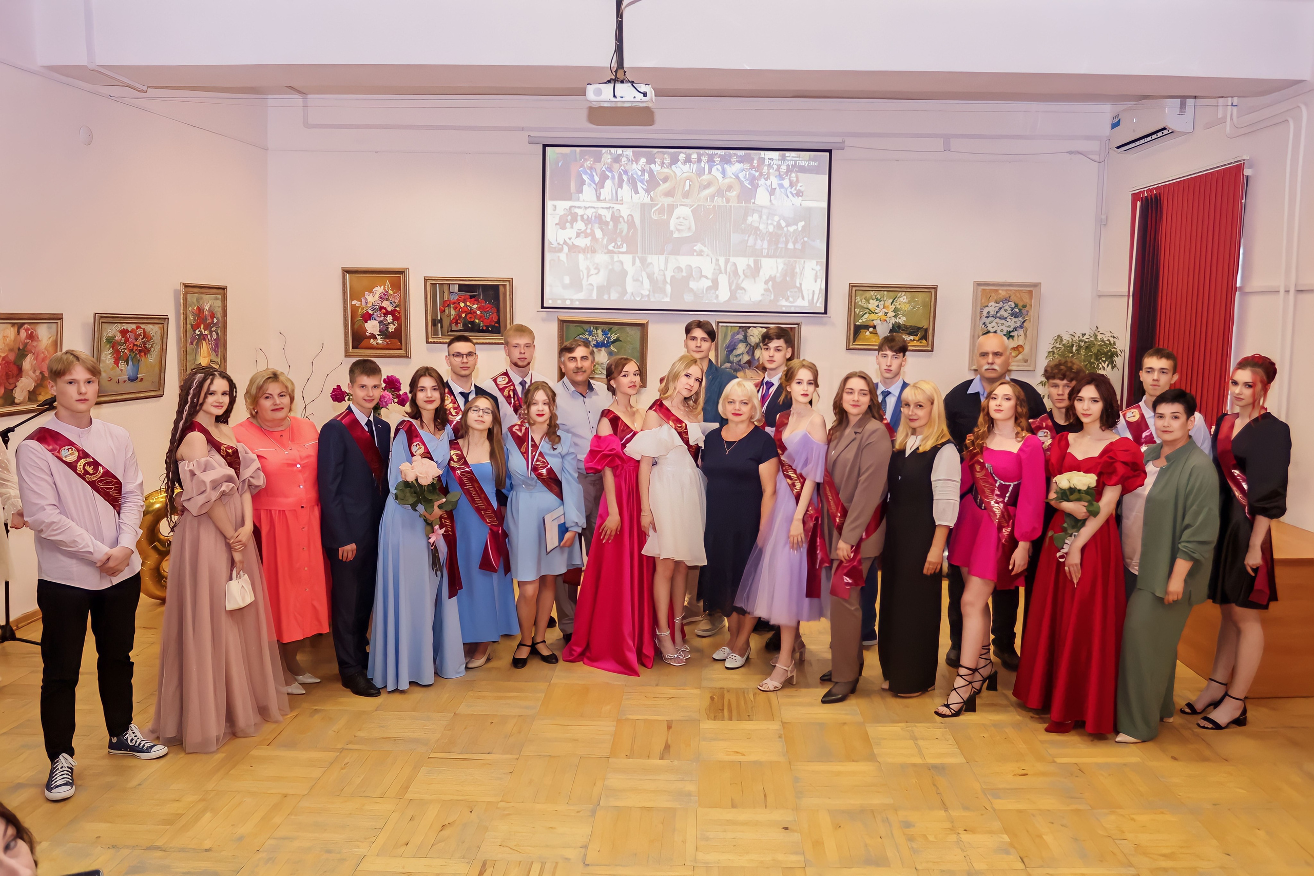 Вручение аттестатов. Школа № 7, выпускники 11 класса 2023 г. Студия выпускных альбомов Остров