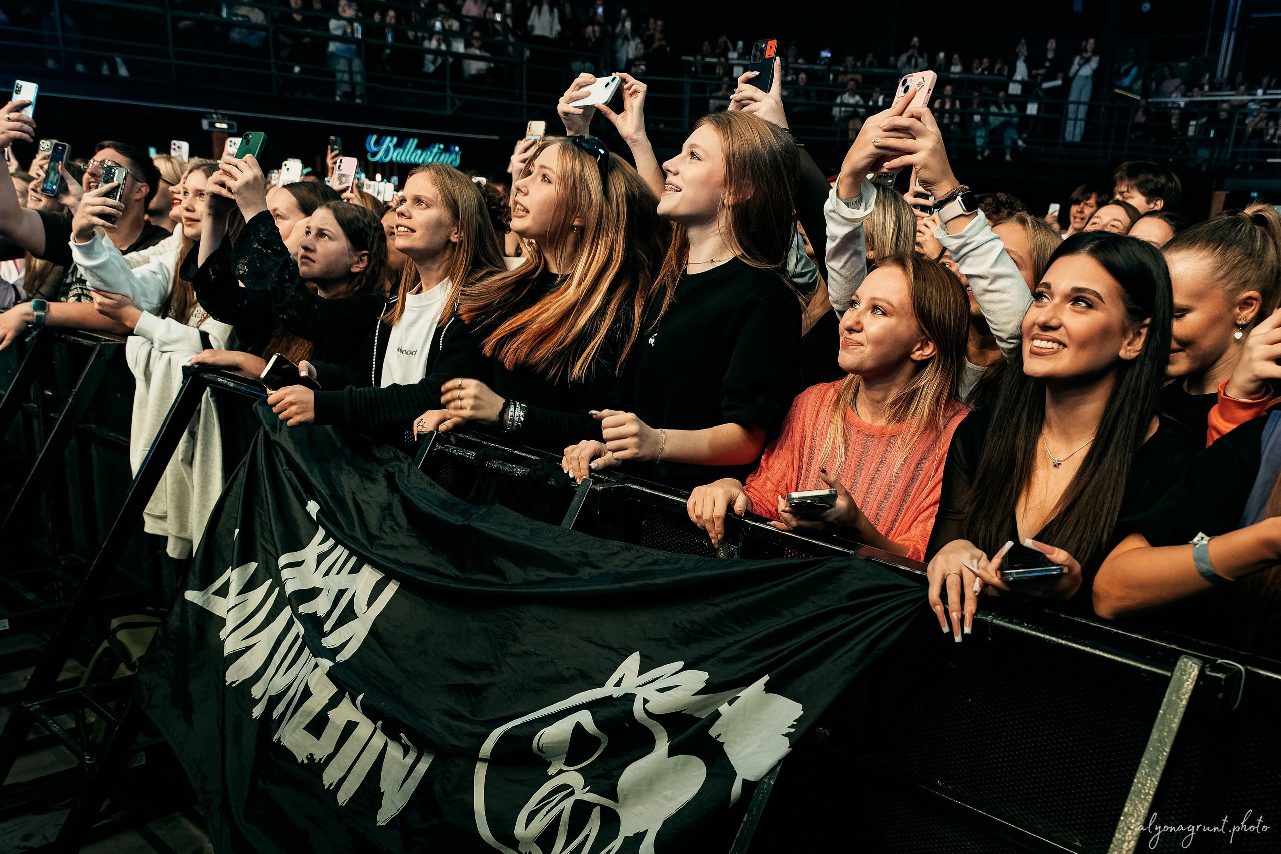 Ваня Дмитриенко, фоторепортаж СПб, A2, 23.10.2025. Алена Адрианова: фотограф в Санкт-Петербурге