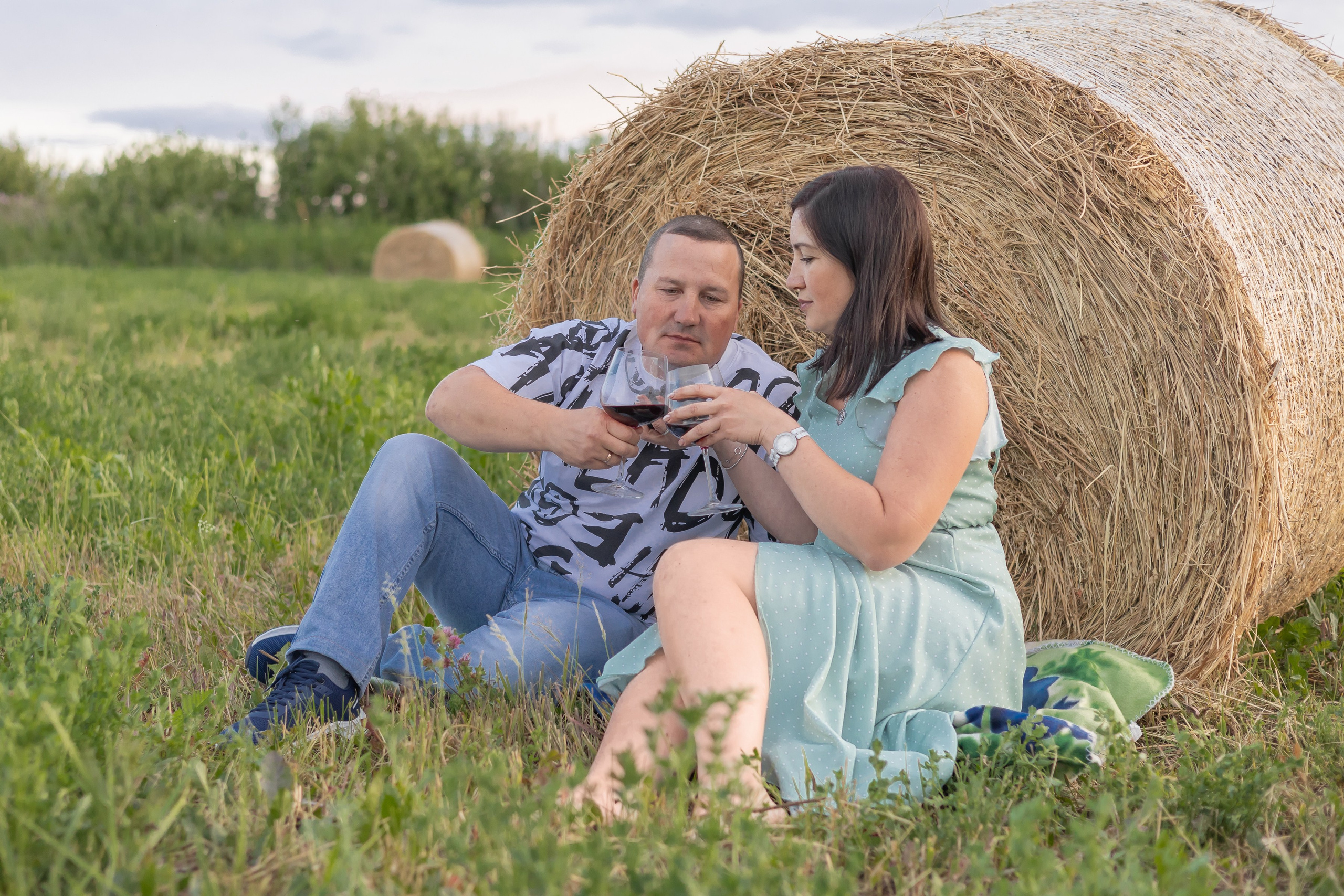 Фотосессия семейная. Лето, вечер, вино сено.