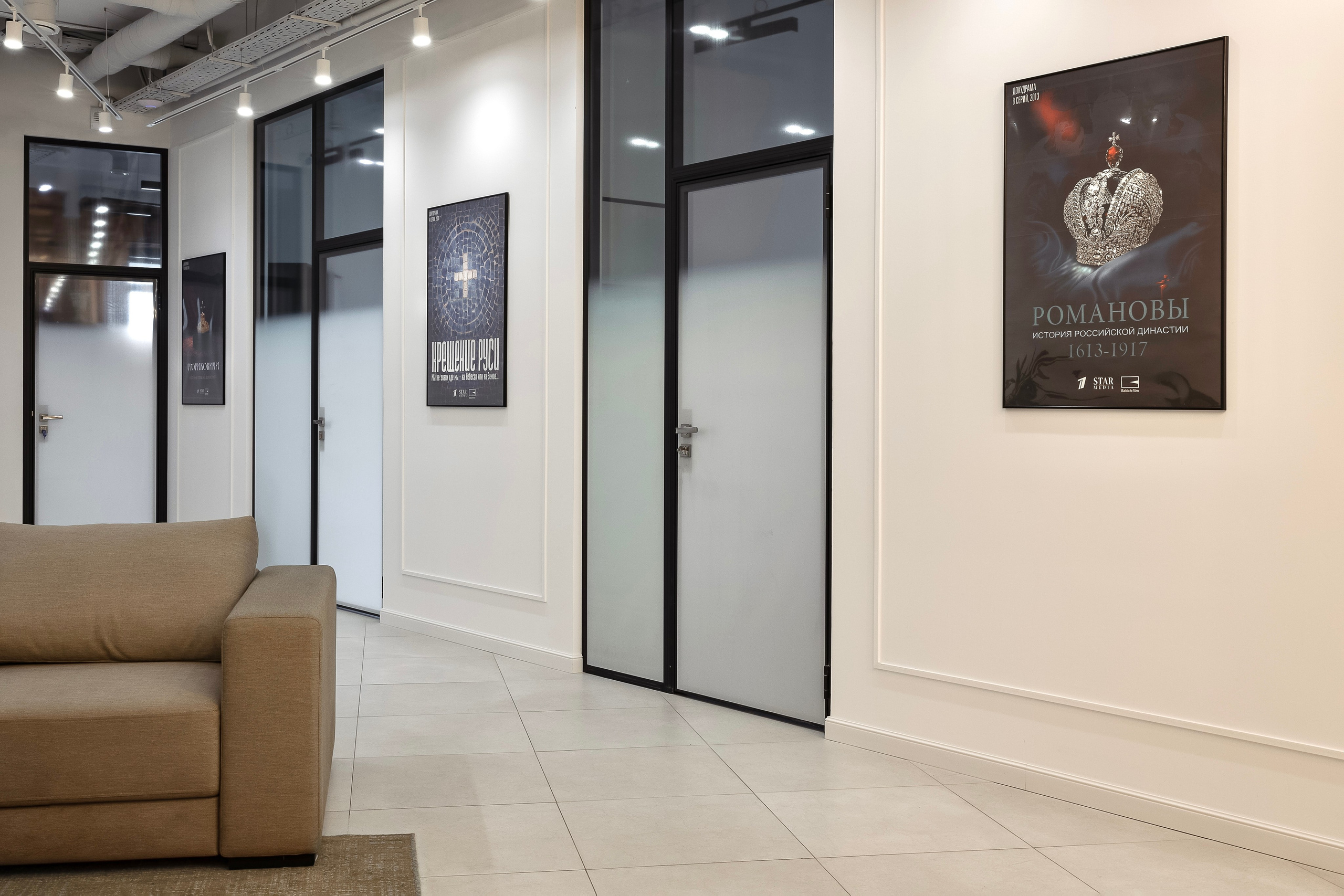 Офис кинопродакшена «StarMedia». Лисенкова Алиса — Фотограф, видеомейкер. Москва