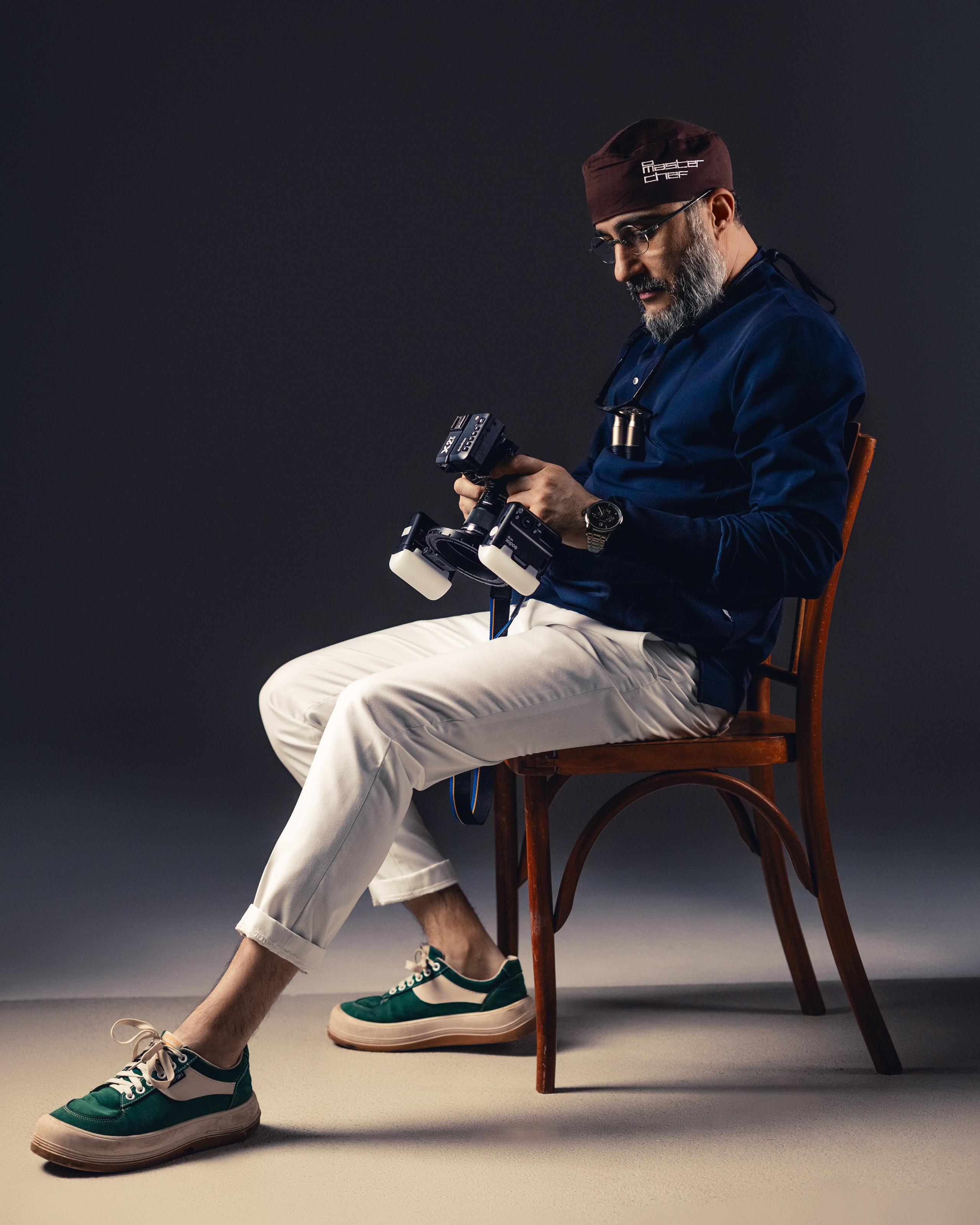 Фотосессия мужчины на циклораме Казань, контент съемка для стоматолога 