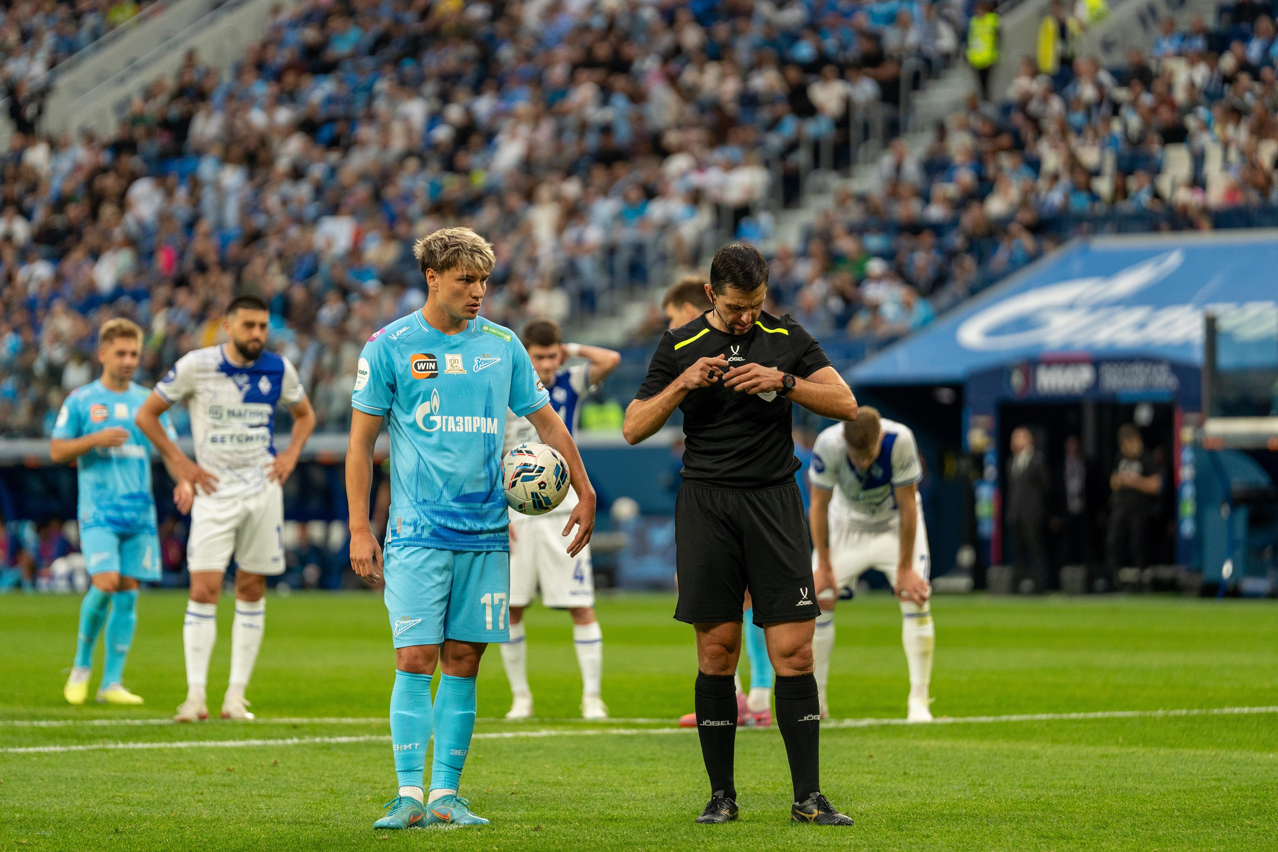 Репортажный снимок матча Зенит–Динамо на Газпром Арене