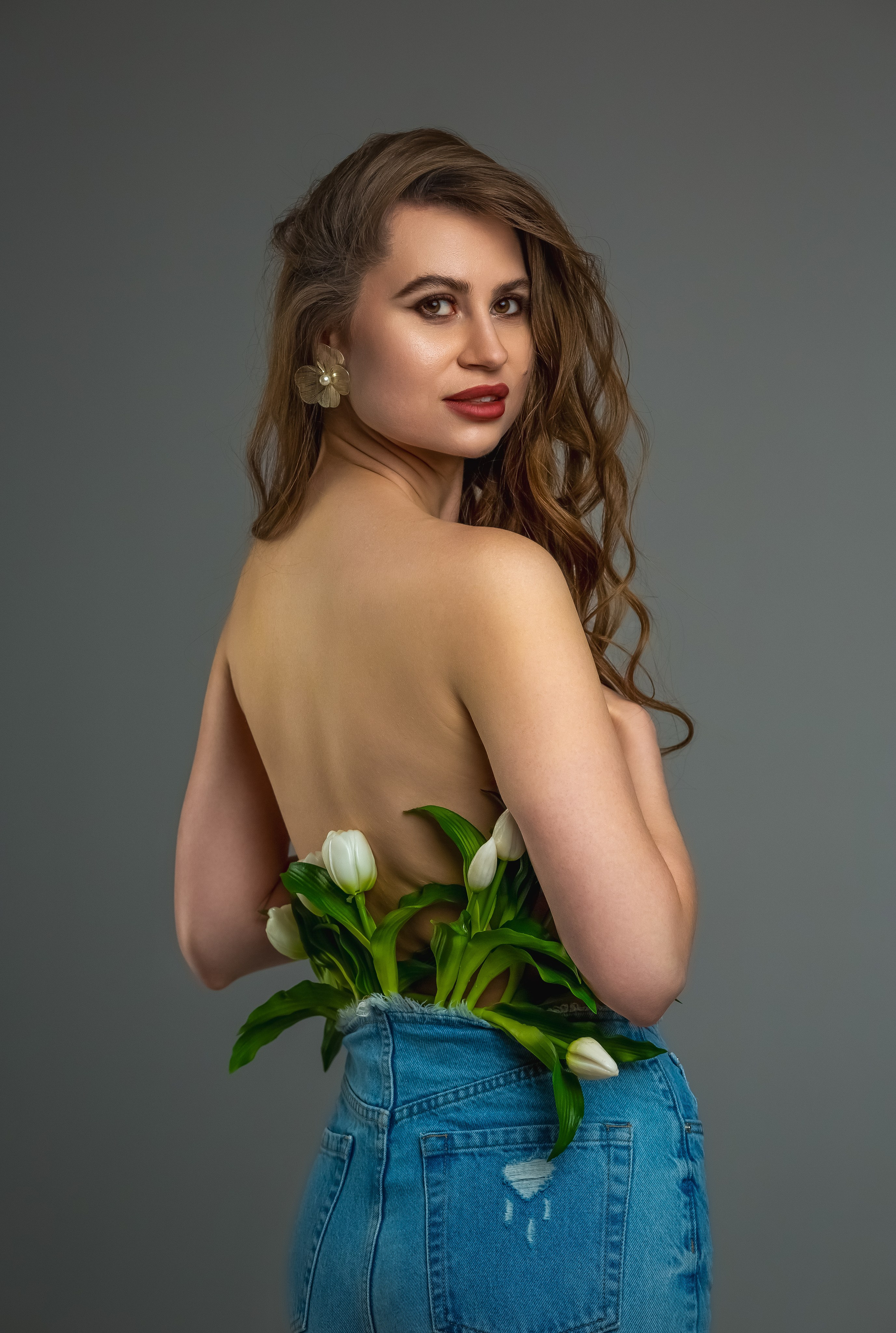 Синие джинсы — белые тюльпаны. Вера Соколова фотограф Воронеж