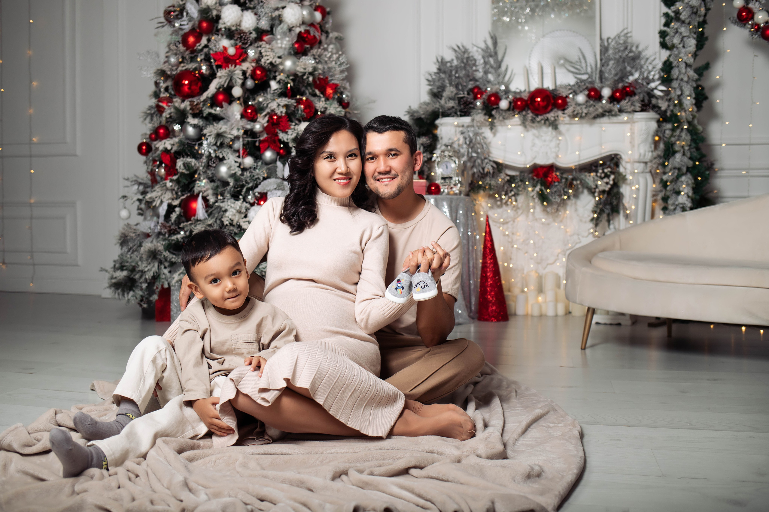 Семейная фотосессия в студии. Фотограф новорожденных в Новосибирске