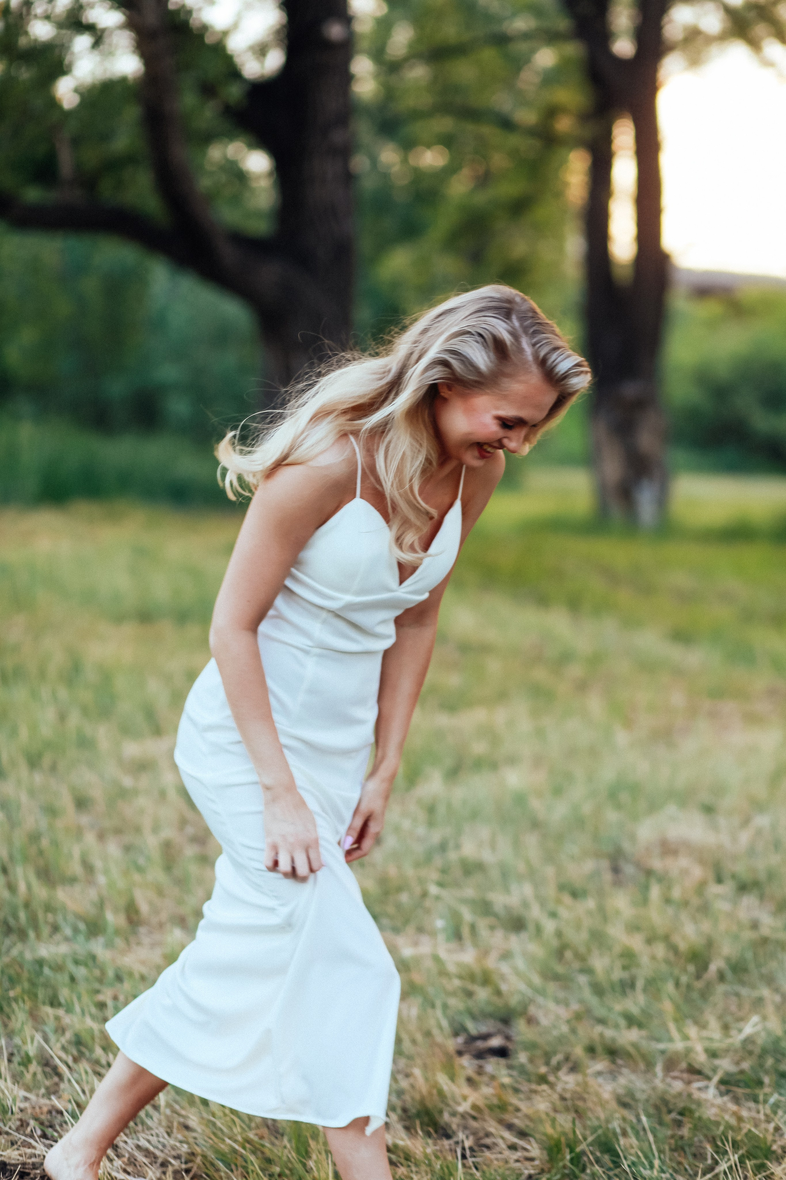 утро очень красивая невеста блондинка цветы природа лето декор дерево кровать виктория