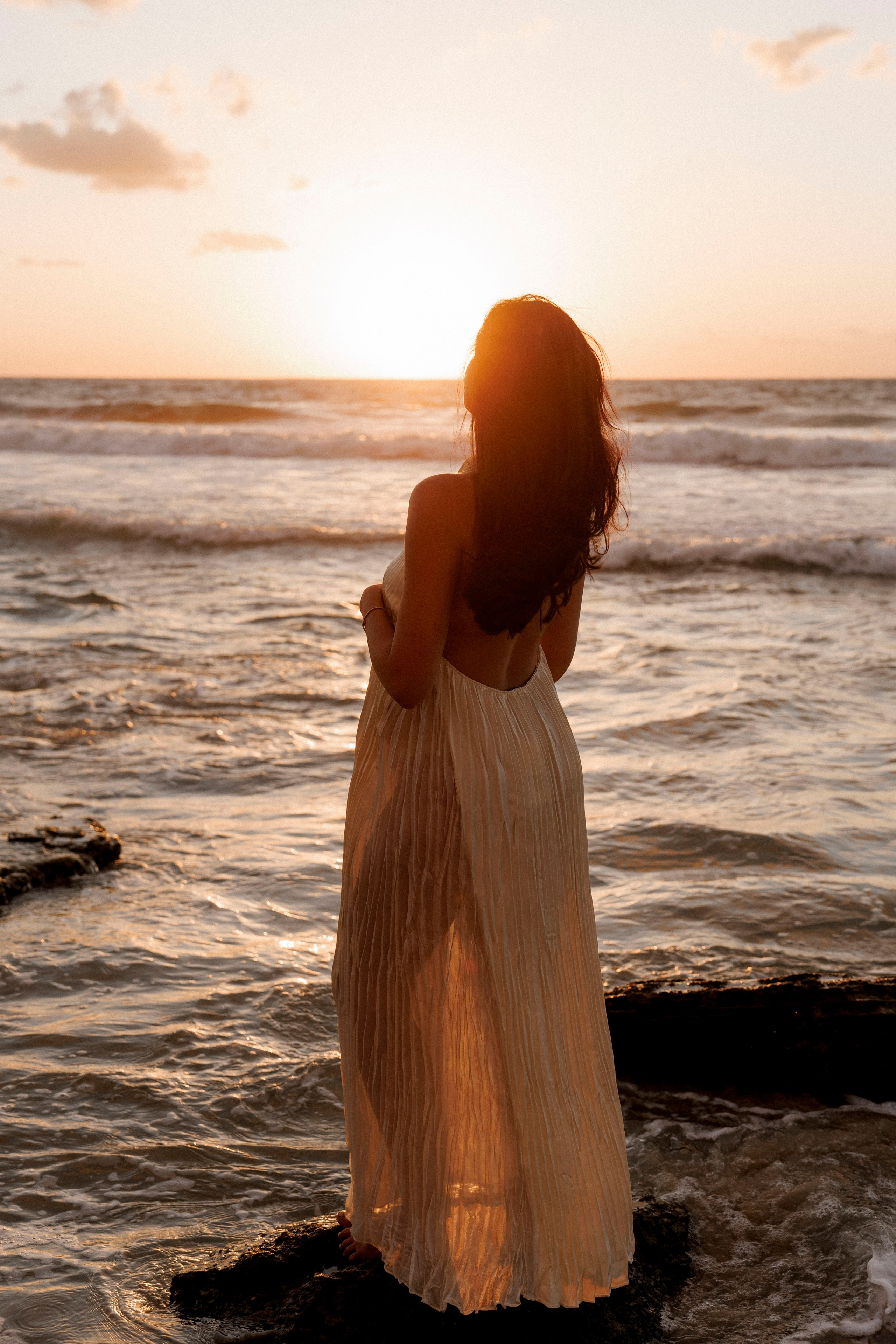 Pregnancy photoshoot near the sea. Wedding and family photographer