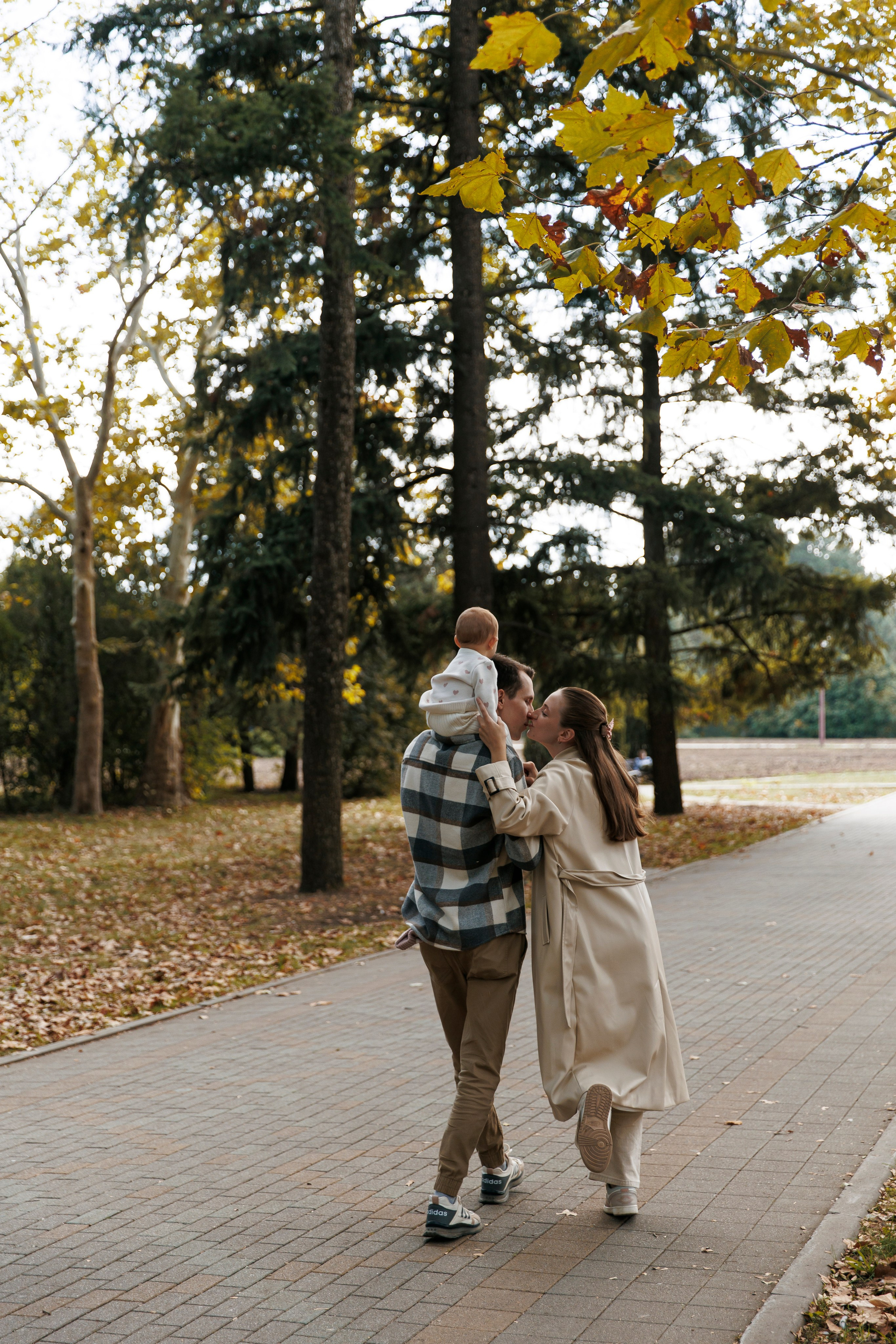 «Embracing Autumn: A Family Adventure Amidst Golden Leaves»