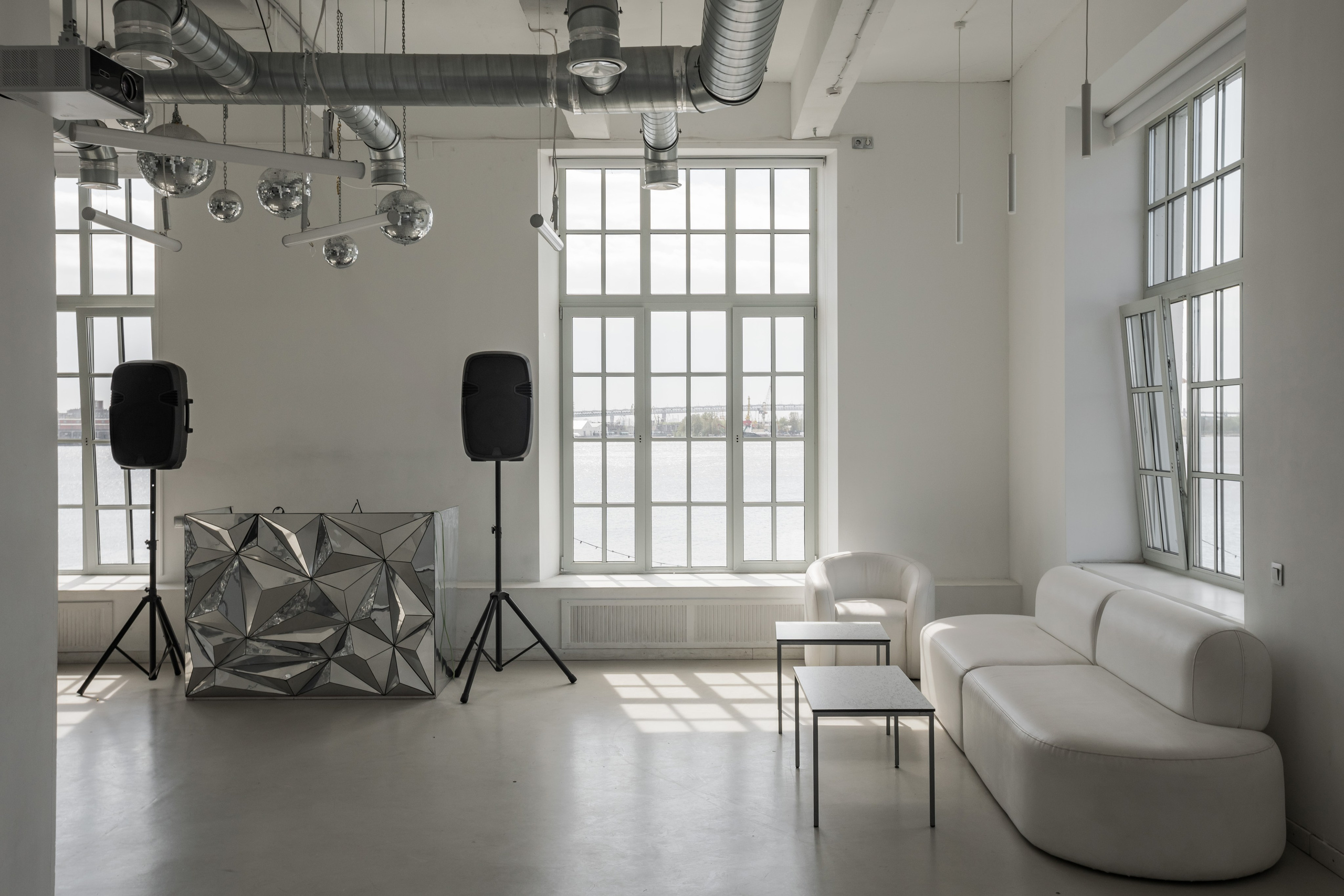 Mr. White (лето). Аренда лофта в СПб для мероприятий