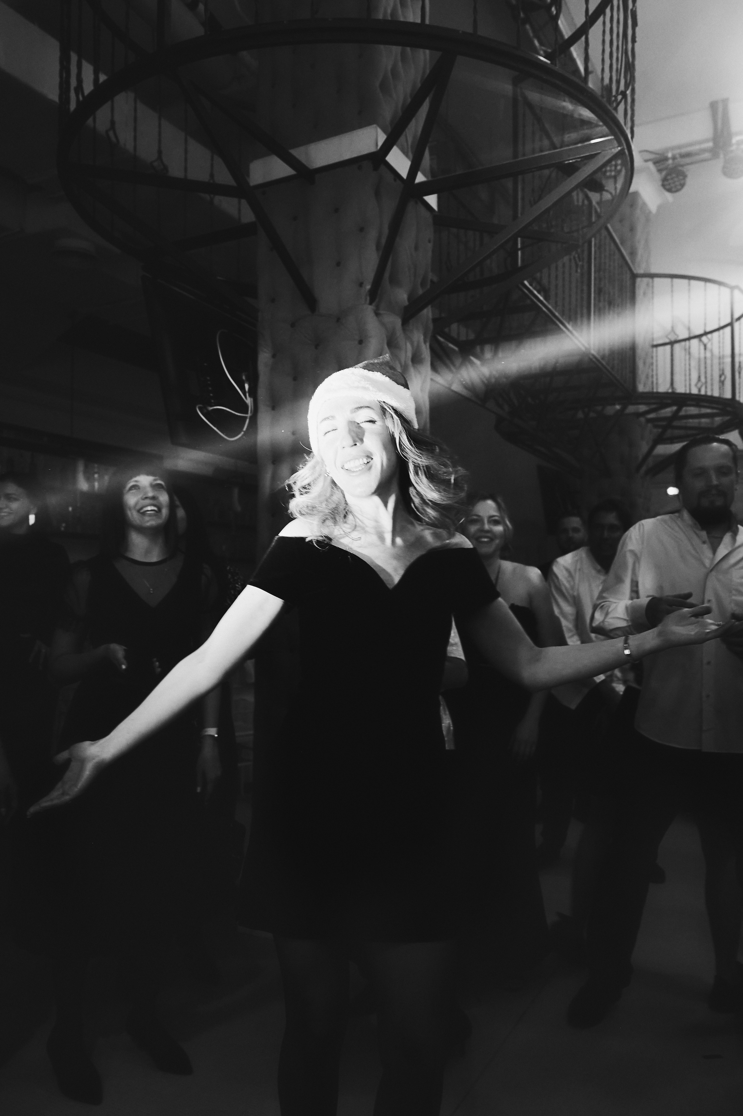 Артист на темной сцене, концертное представление, живое событие фотография