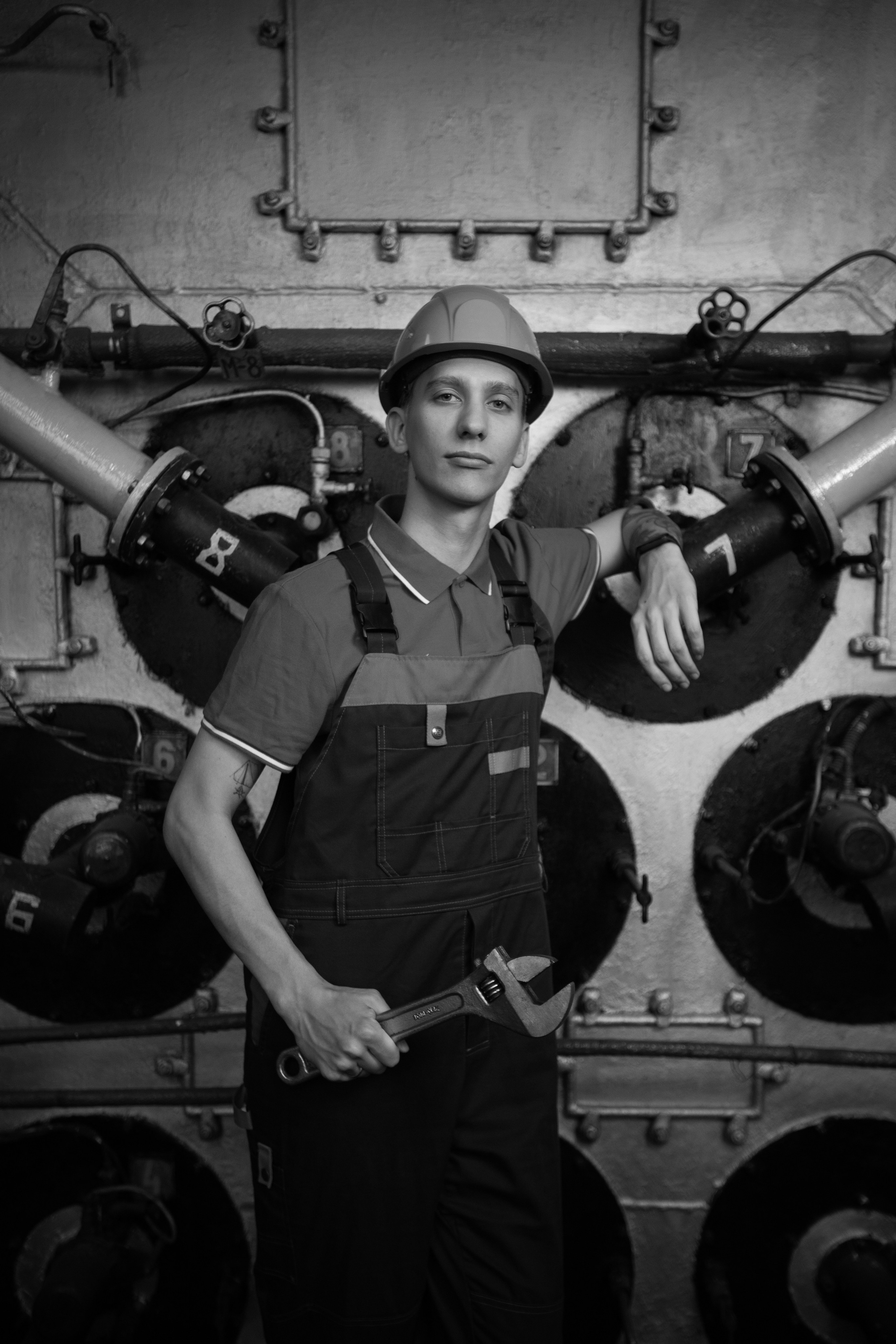 Молодой сотрудник завода позирует фотографу для корпоративного календаря.