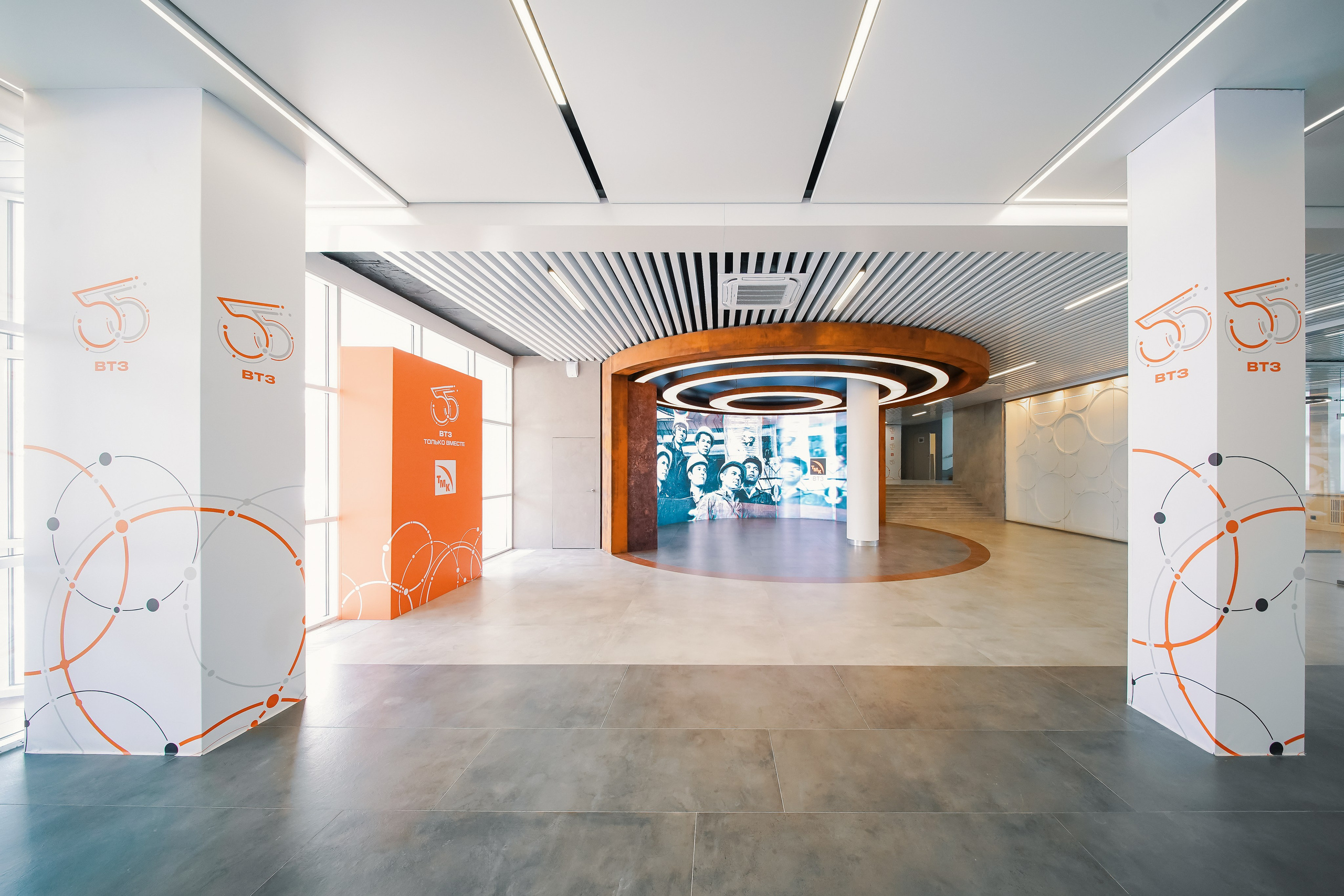 Фойе заводоуправления ВТЗ. Фотограф Никита Барановский