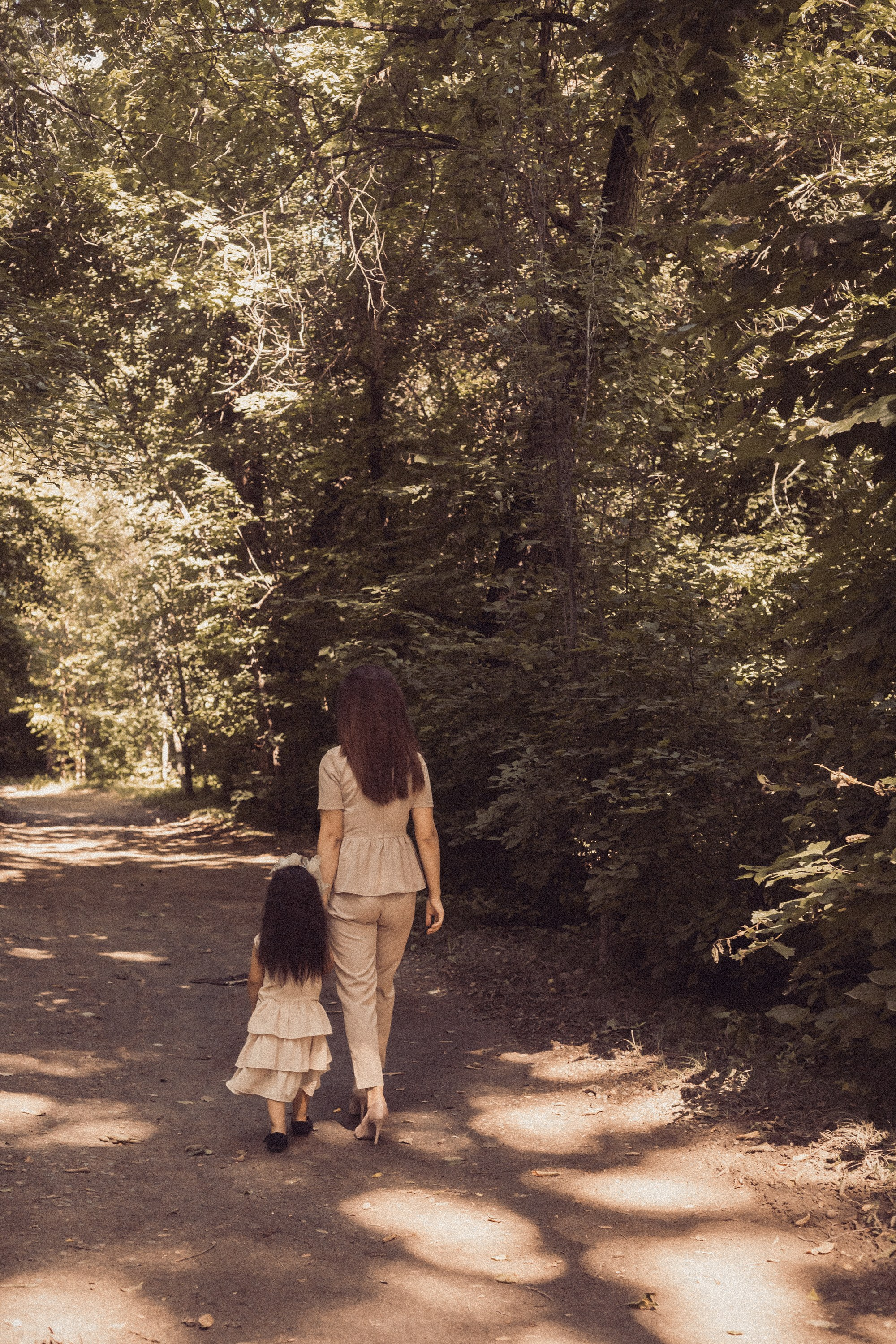 Летняя прогулка мамы и дочери. Фотограф Наталья Гончарова. Снимаю живые портреты в Алматы