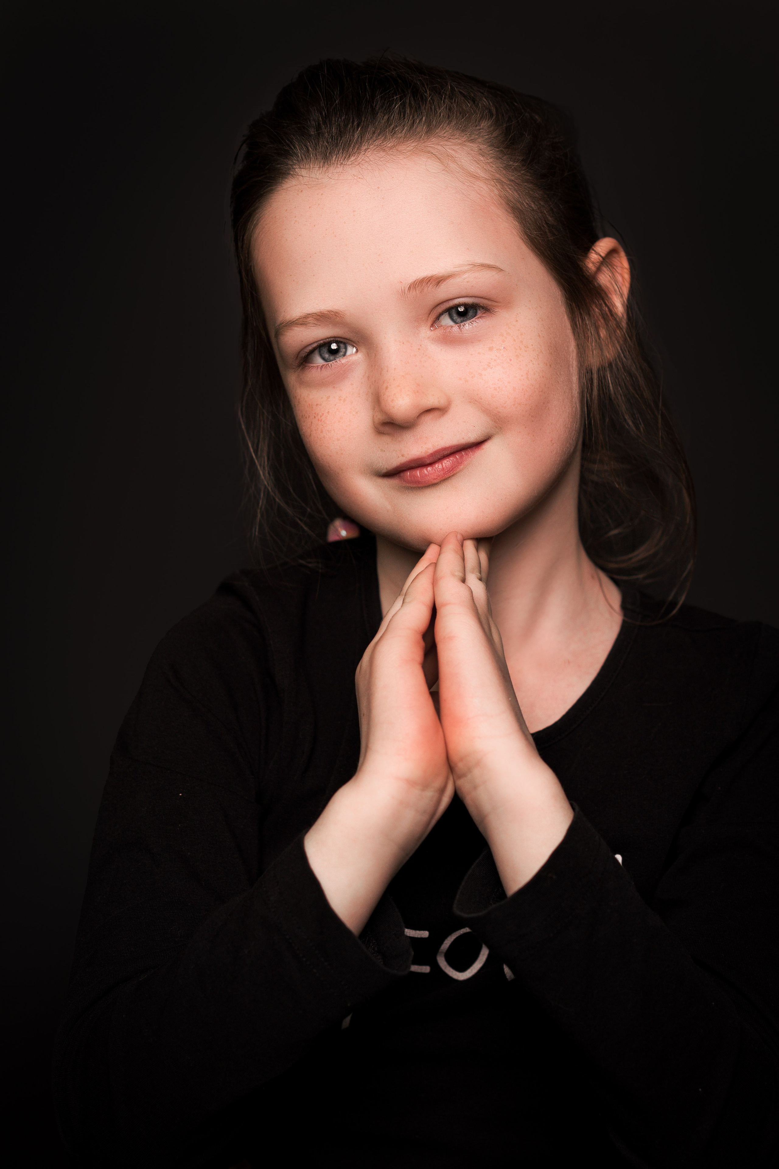 Детский сад, портреты на чёрном фоне. Фотограф Шунова Саша