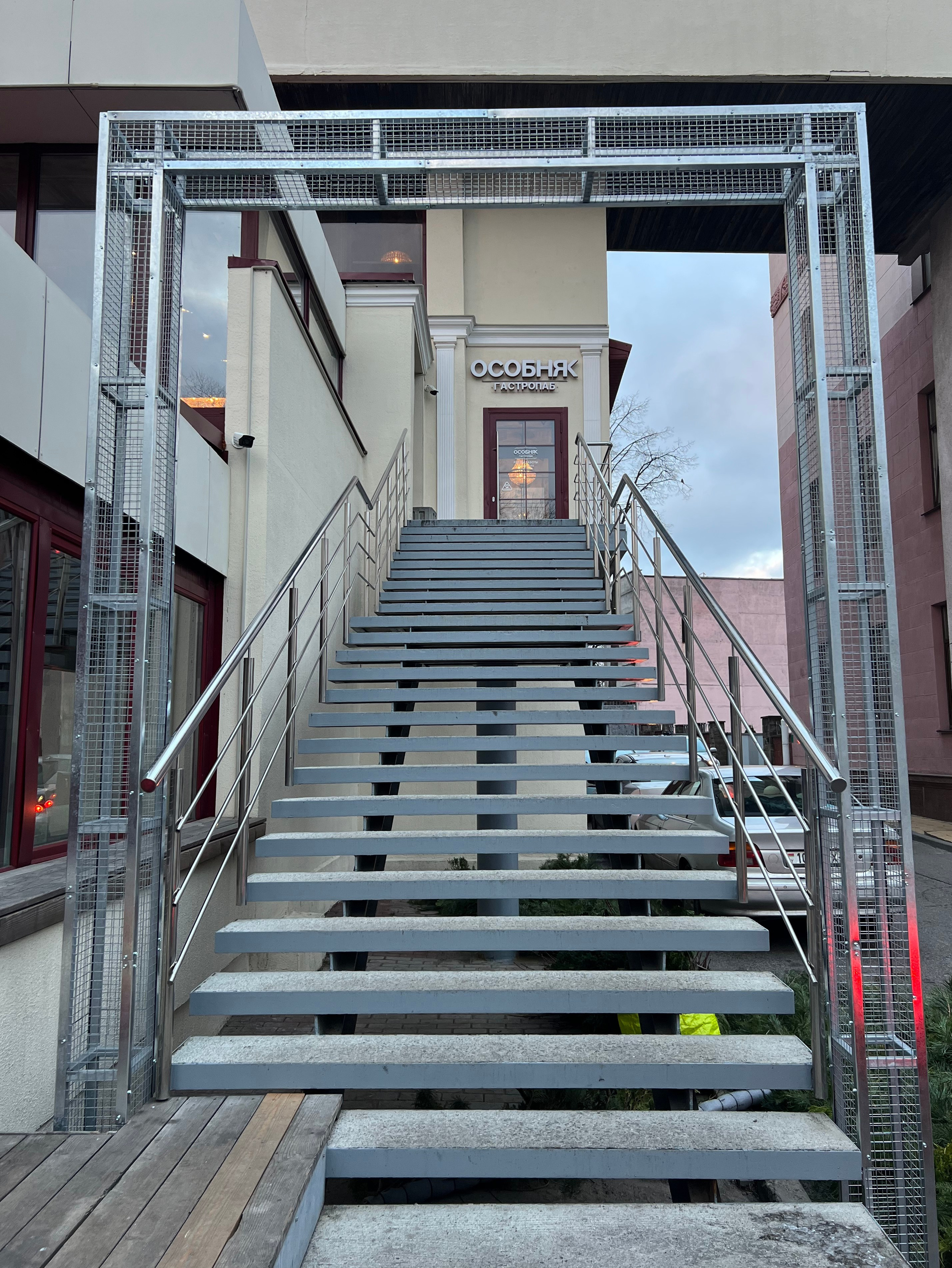 До / после. Декоратор в Минске Алёна Шевелёва. Оформление входных групп осень/зима. Декор заведений