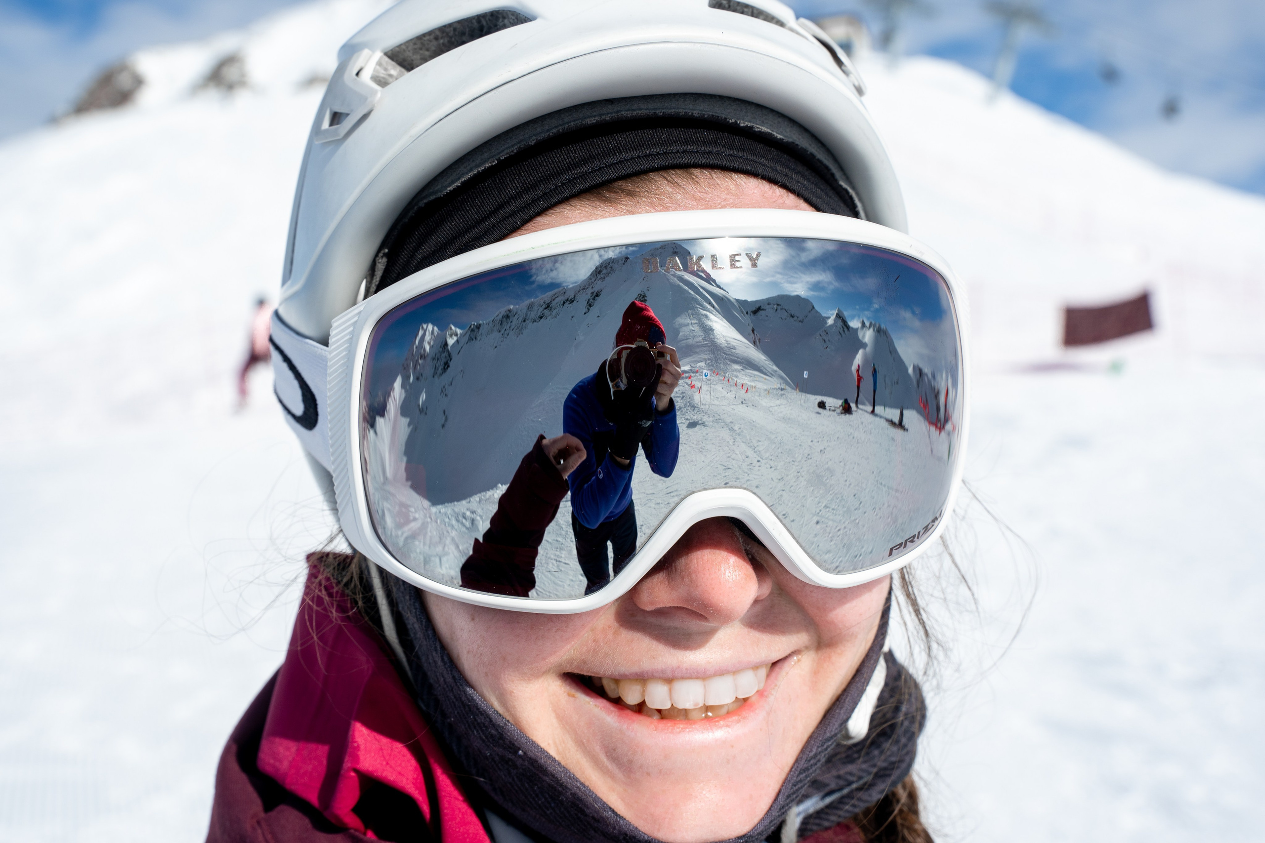 Нашел сфотографировать себя через отражение в очках