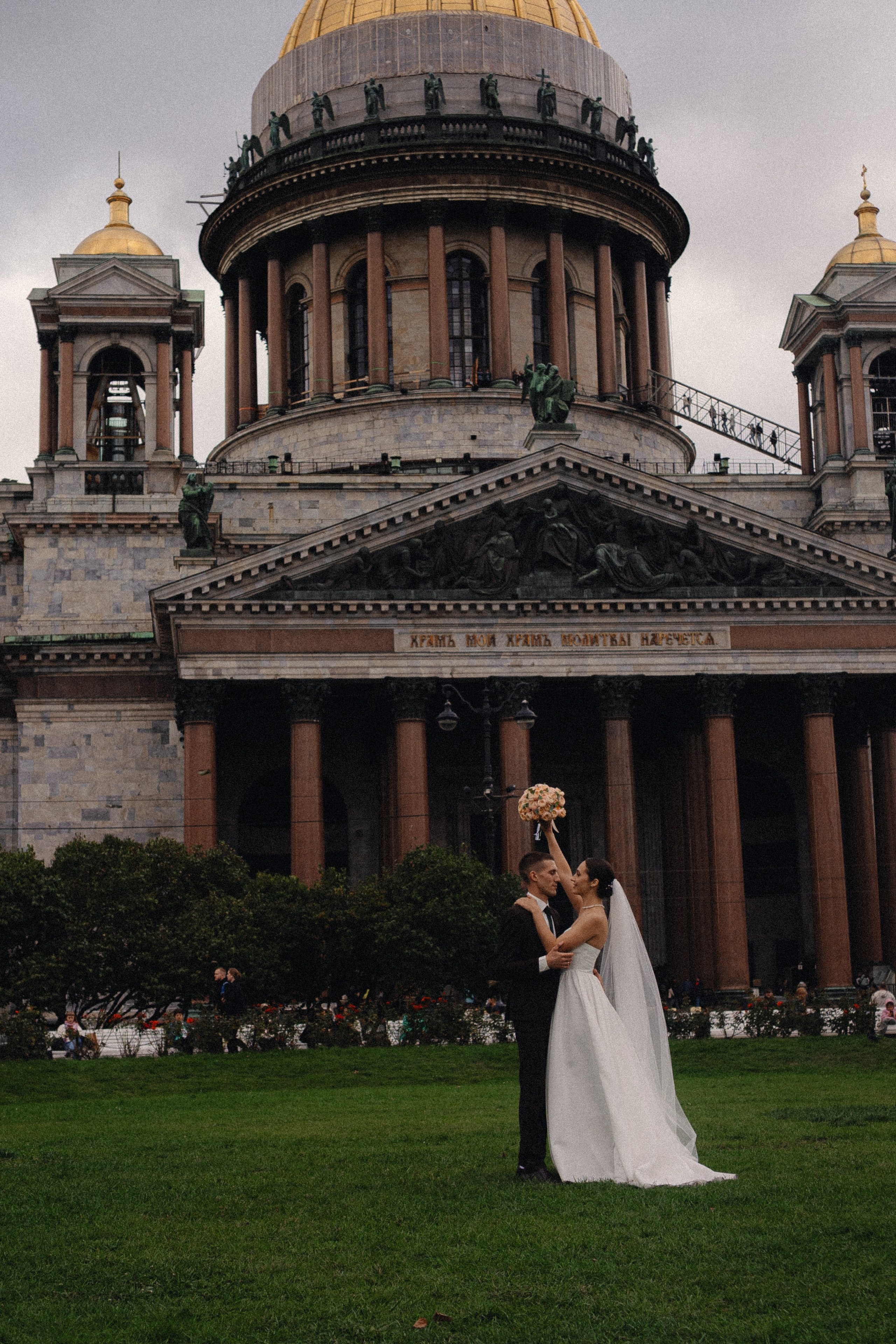 СВАДЕБНАЯ ПРОГУЛКА В САНТК-ПЕТЕРБУРГЕ (ИСАКИЕВСКИЙ СОБОР, ЗИМНЯЯ КАНАВКА, ЭРМИТАЖ И БОЛЬШАЯ МОРСКАЯ УЛИЦА). Профессиональный фотограф, Санкт-Петербург — Виктория Богомолова