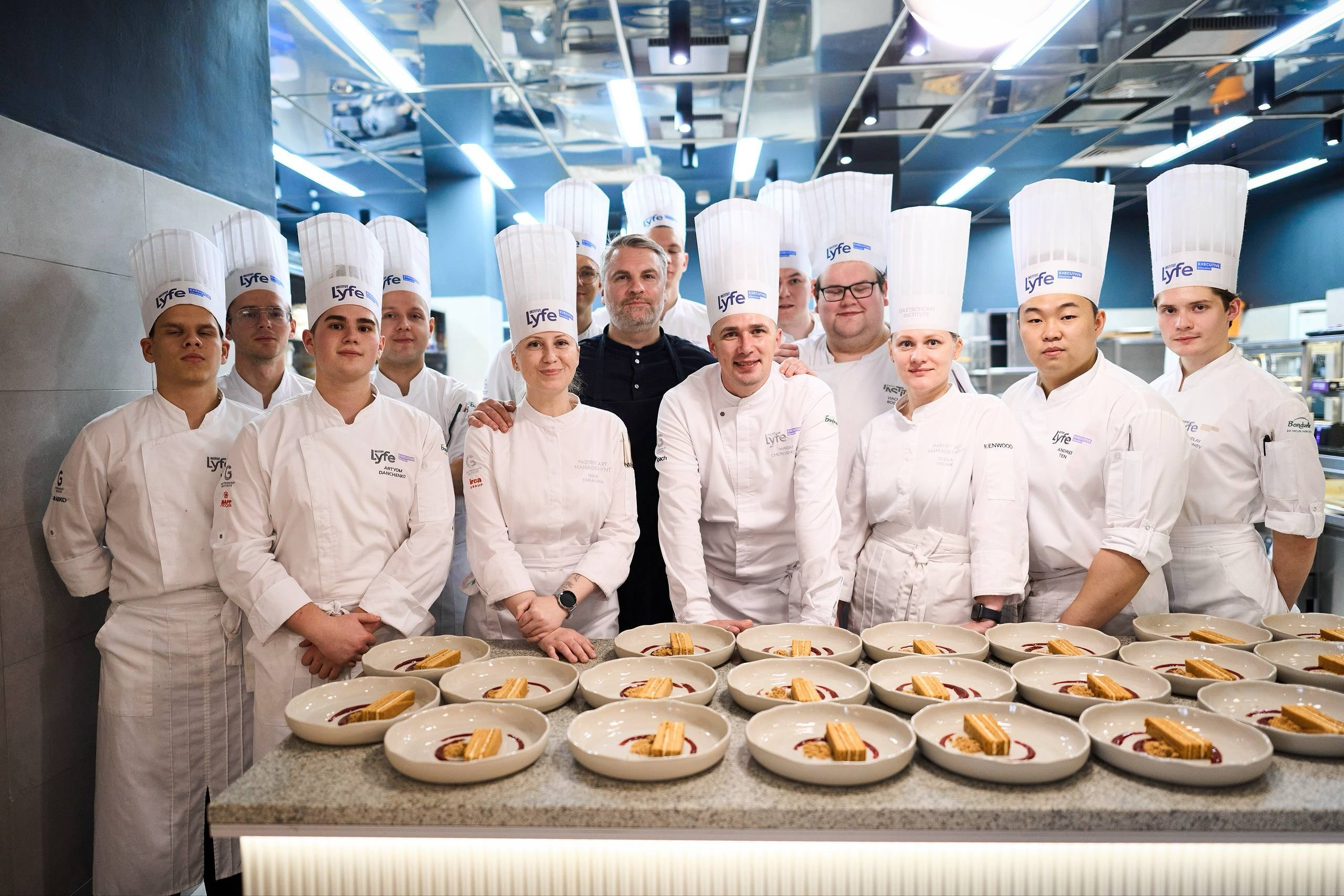 Фотографии с ужина в ресторане «Истории» Сибирского Федерального Университета. Другой Павел Поцелуев. Фотограф в 2026 году