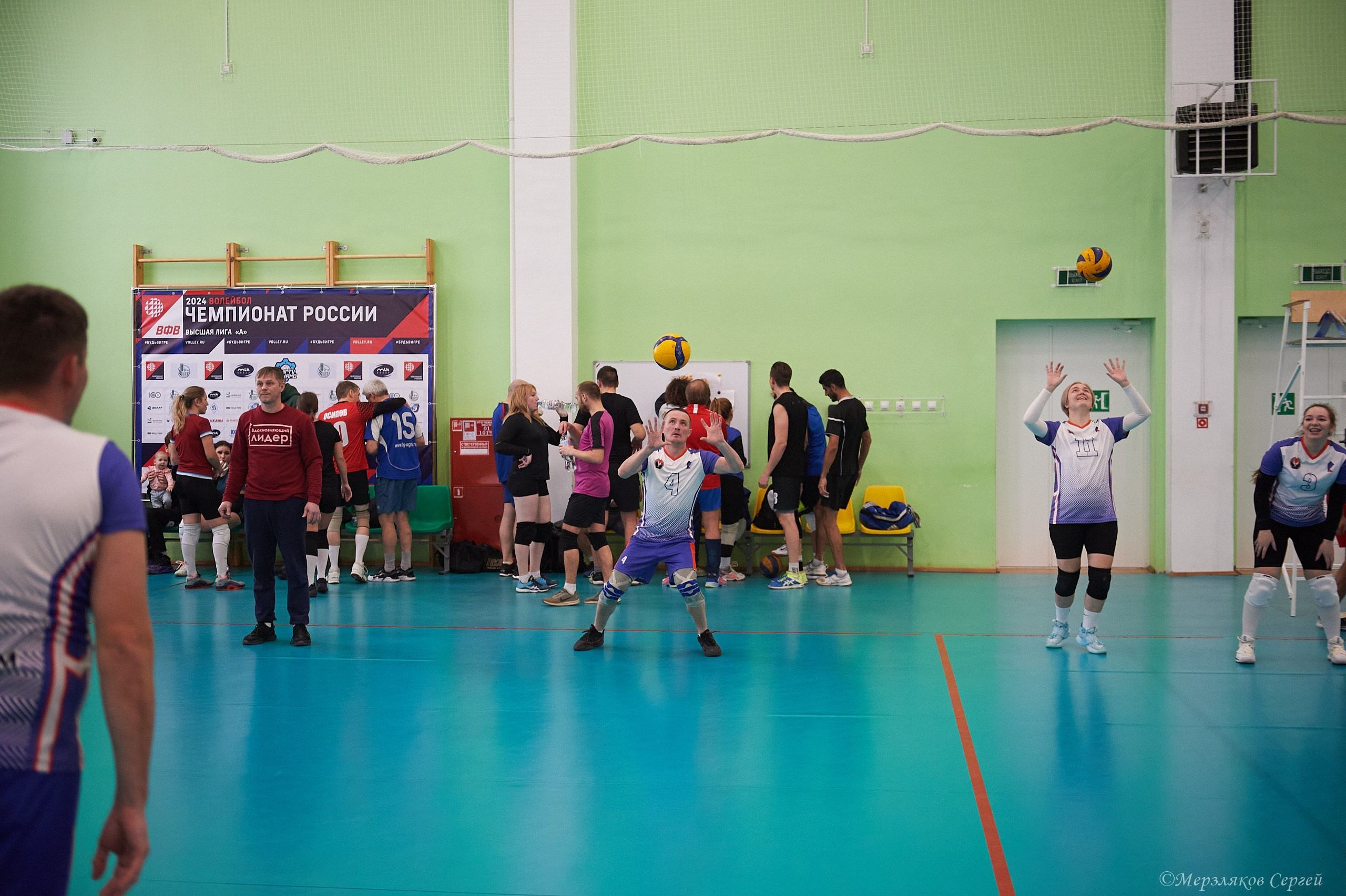 Новогодний волейбольный турнир. Ижевск. 16.12.23. Спортивный репортажный фотограф в Ижевске Сергей Мерзляков