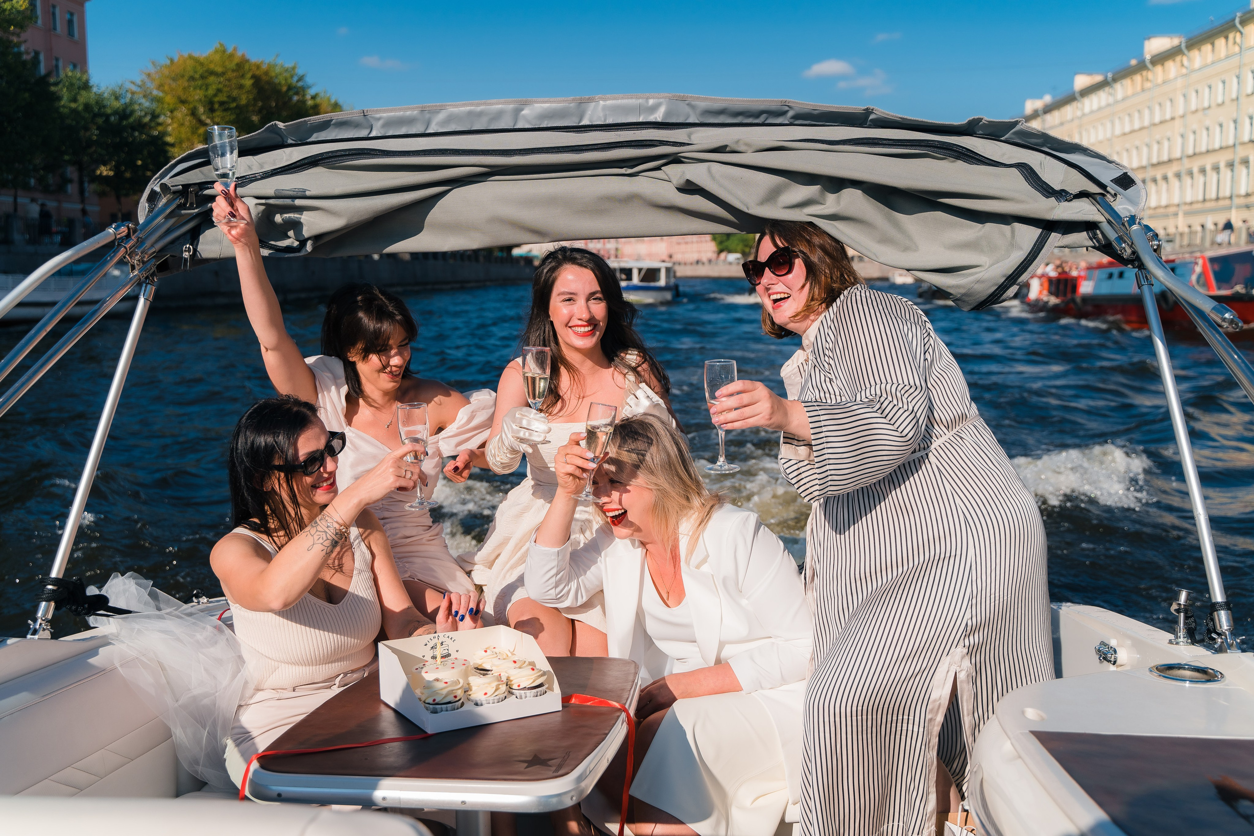 Фотосъемка девичника, встреча девушек, веселые женские портреты