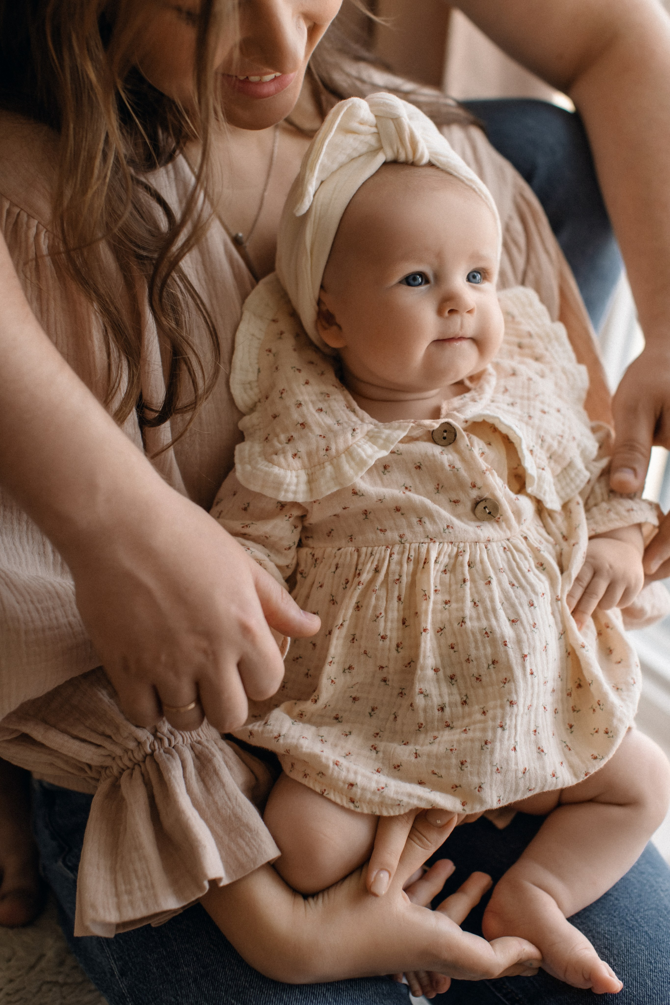 Малышка Ксения и родители. Семейная фотосессия в студии. Фотограф в Москве Ольга Сатони