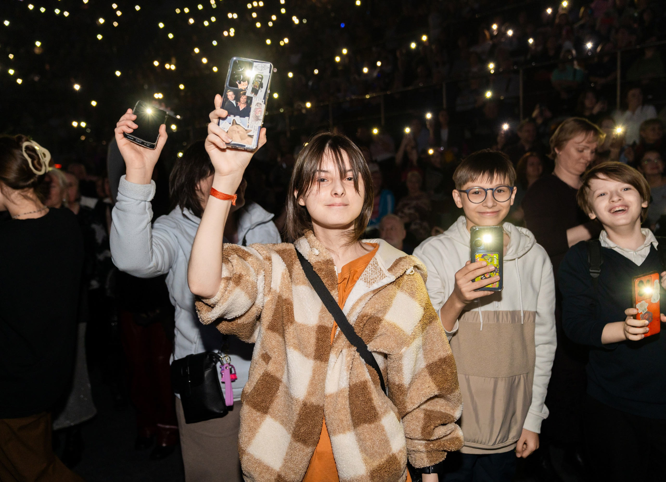 Молодые зрители с включенными фонариками смартфонов на концерте в КСК Арена. Празднование дня рождения Ленремонт, Санкт-Петербург. Фото Евгения Мальцева.