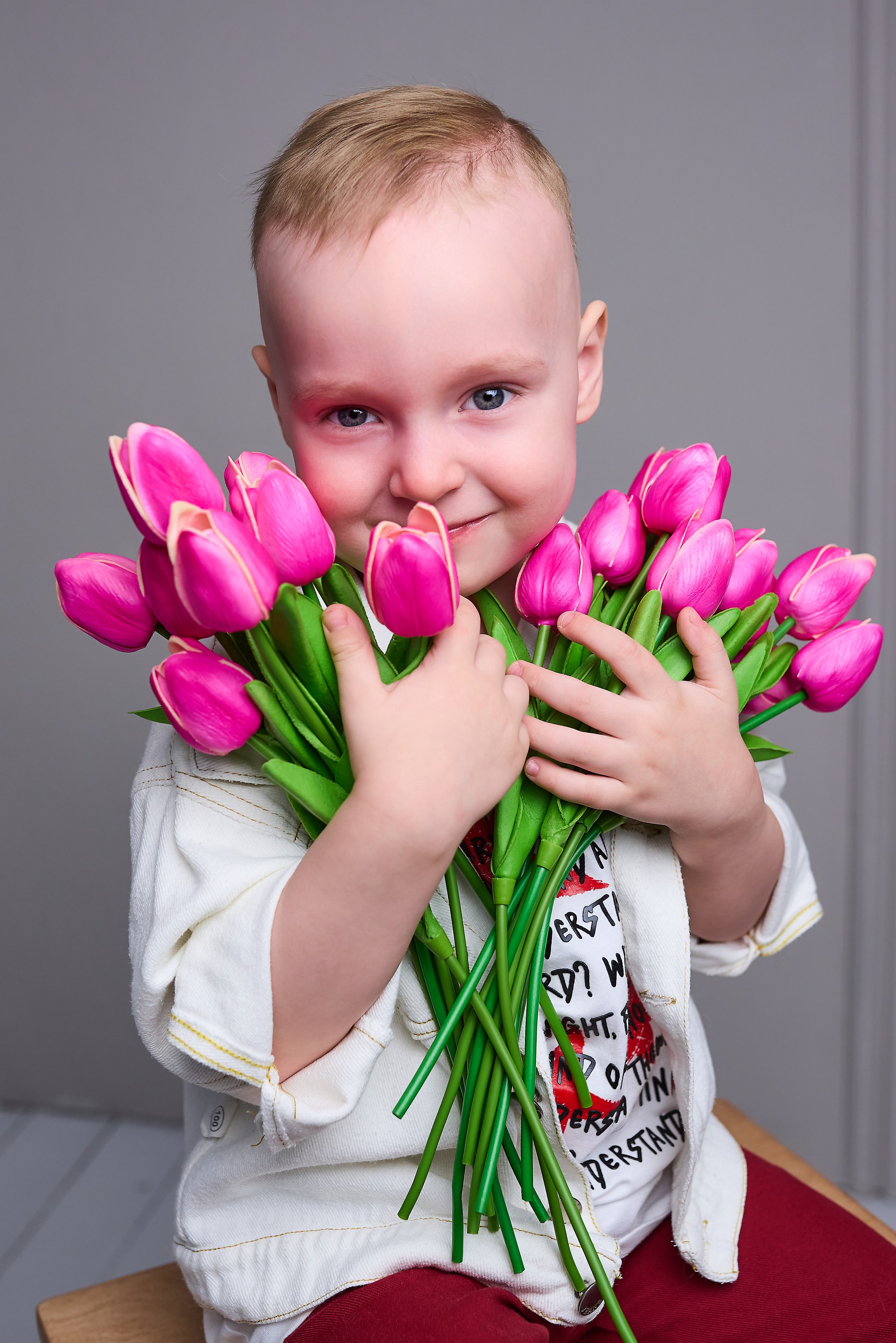 Детская студийная съёмка - мальчик с цветами