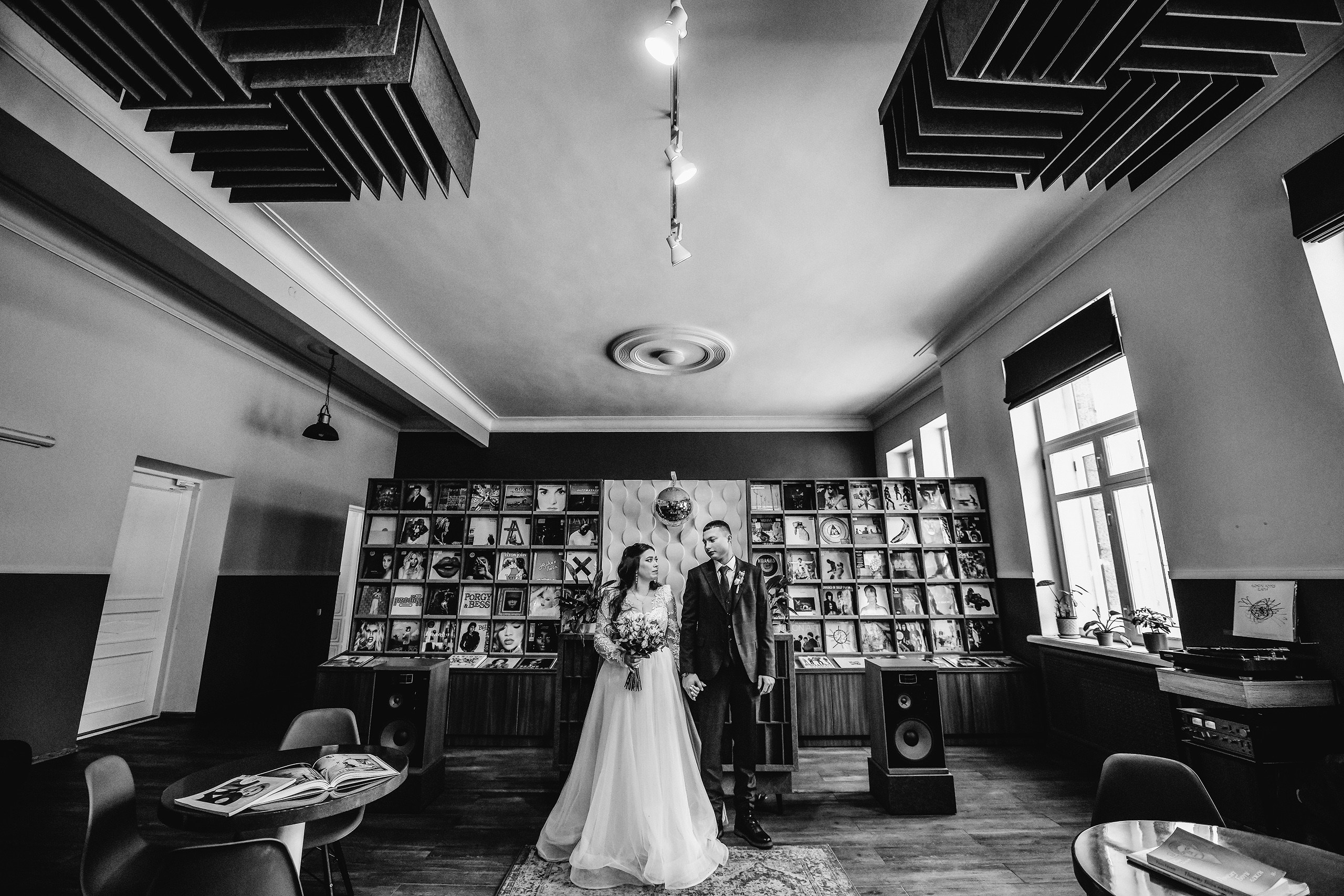 Зимняя свадьба: фотосессия невесты и жениха в студии и на улице. 📸 Свадебный и семейный фотограф в Красноярске Тихомиров Евгений | 17 лет опыта | 800+ свадеб