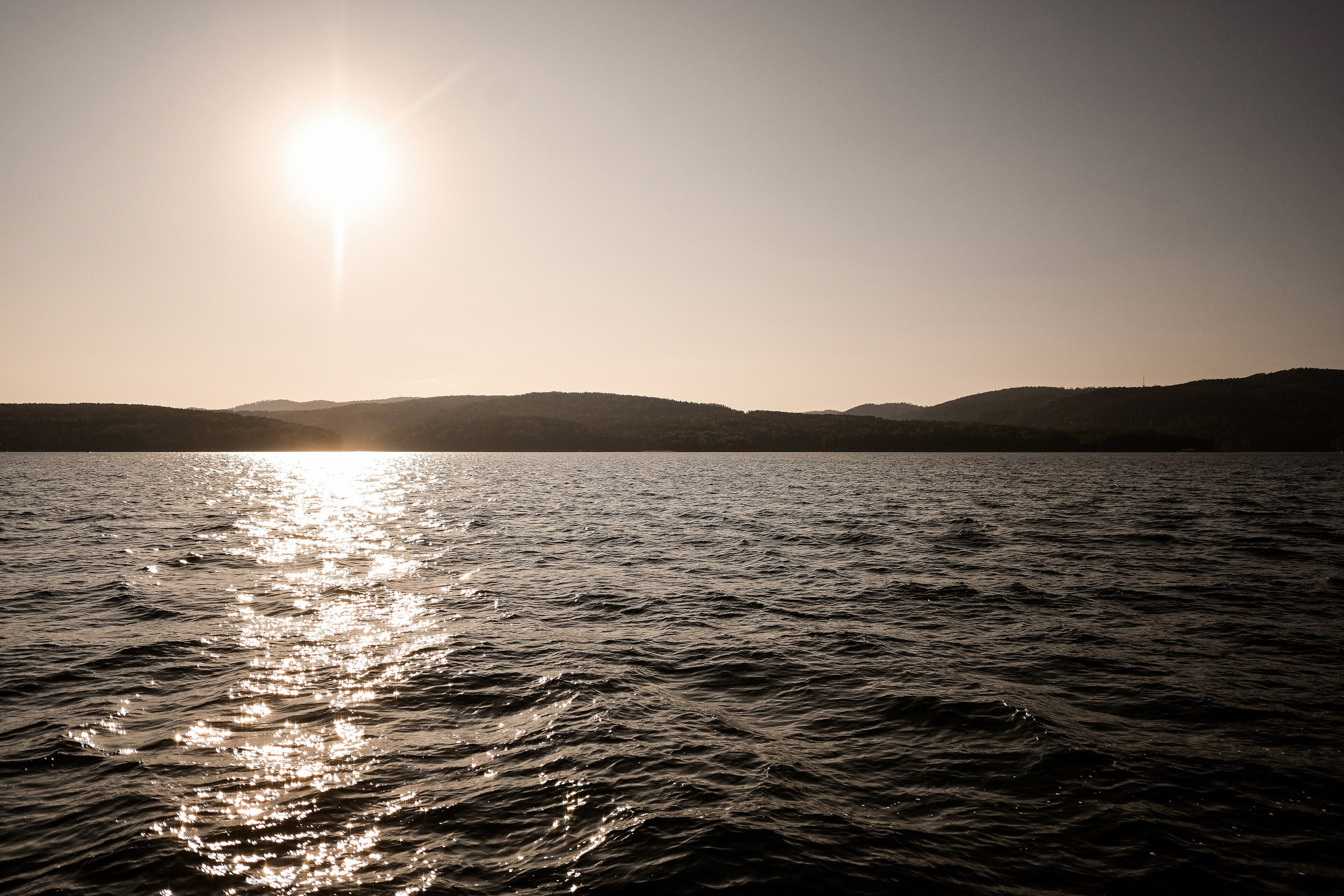 Фотосессия в свадебном платье на яхте в Красноярске. 📸 Свадебный и семейный фотограф в Красноярске Тихомиров Евгений | 17 лет опыта | 800+ свадеб