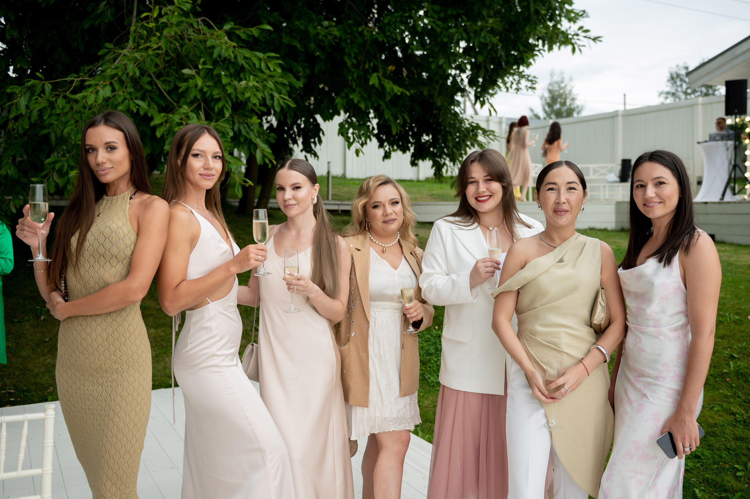 Классическая свадебная фотосессия Аины и Антона по самым красивым местам для свадебной прогулки в Санкт-Петербурге. Портретный, семейный и свадебный фотограф в Санкт-Петербурге и в Пушкине Ширяев Денис