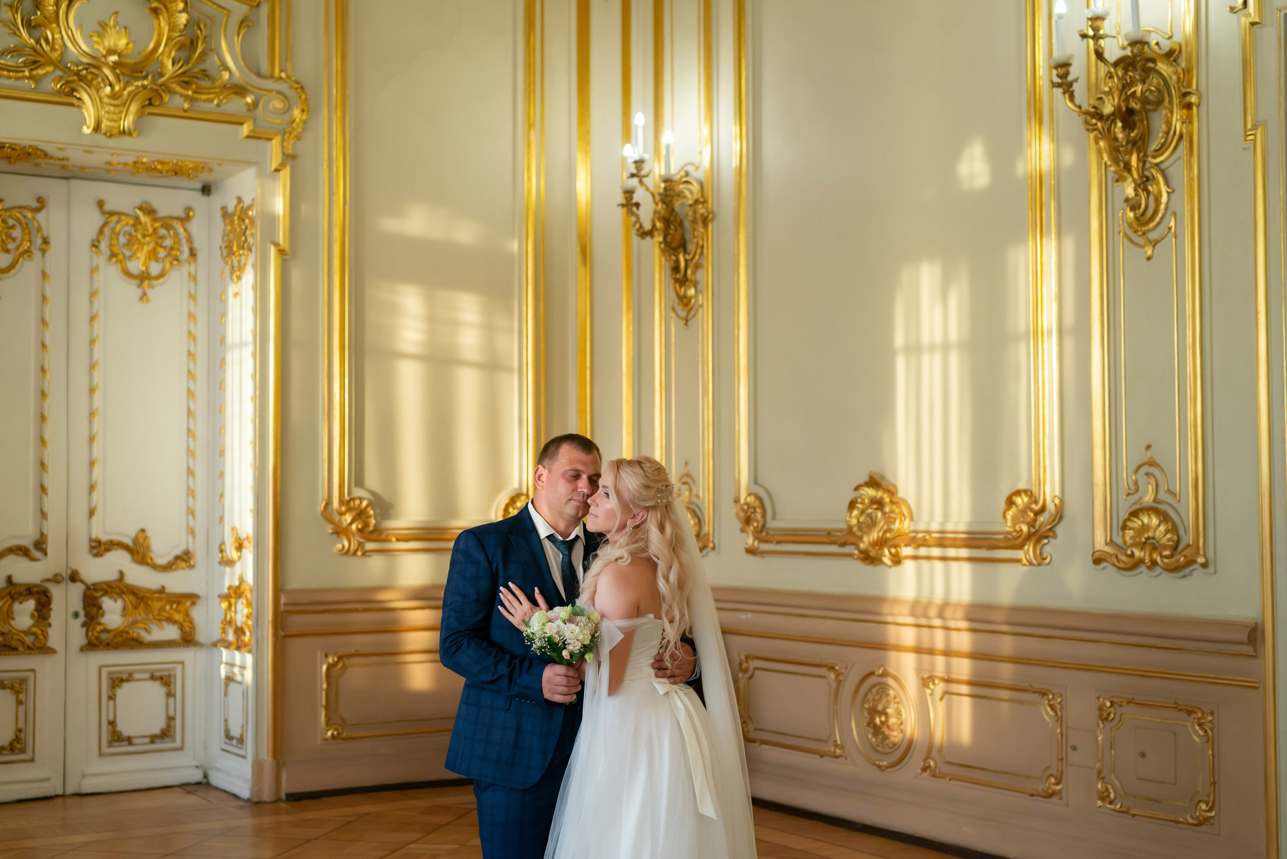 Евгения (фотосессия с малиновым chevrolet camaro, в сирени в Пушкине в Екатерининском парке). Портретный, семейный и свадебный фотограф в Санкт-Петербурге и в Пушкине Ширяев Денис