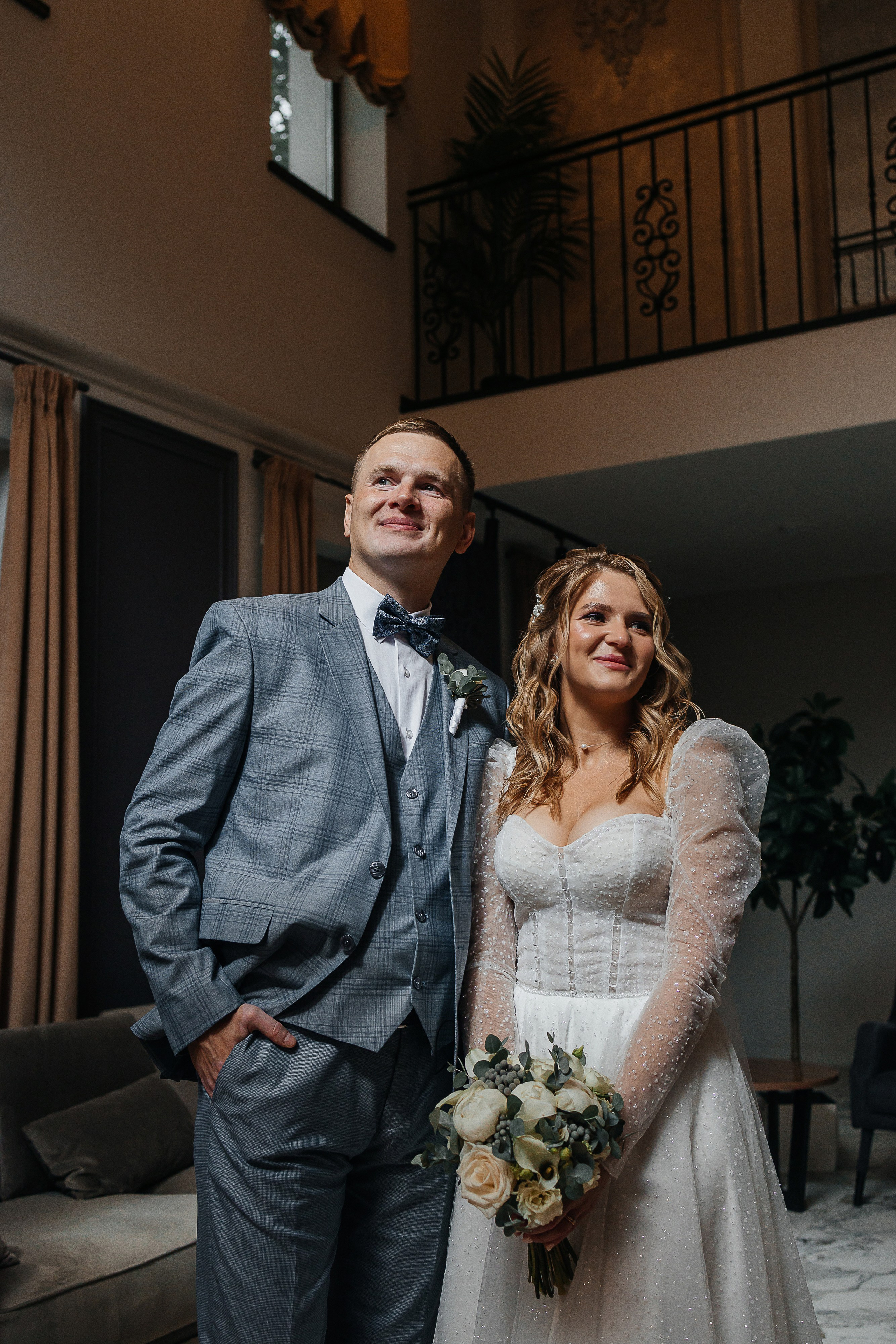 Трогательная выездная церемония в уютном дворике отеля. Олег Сверчков | Свадебный фотограф Вологда